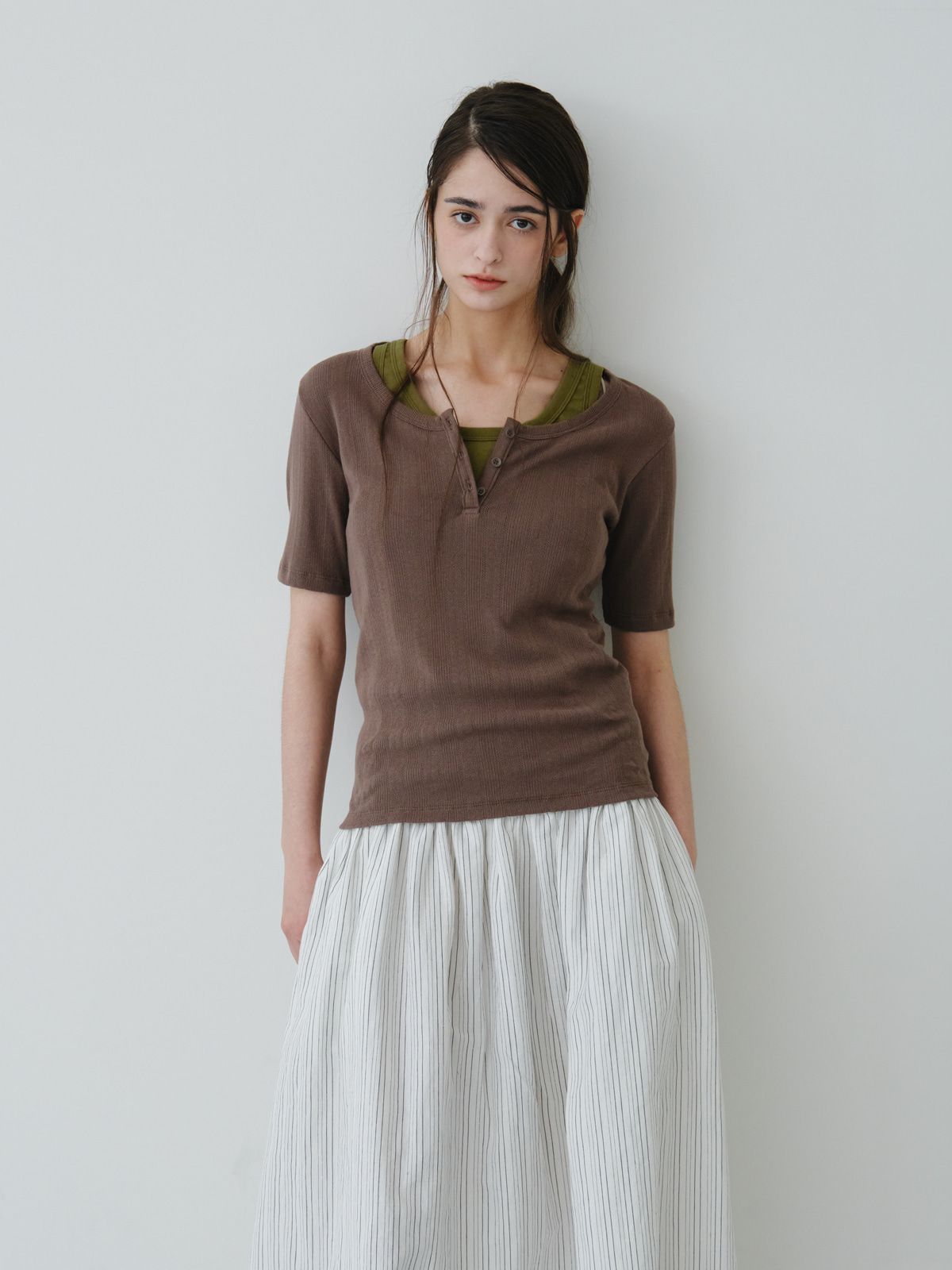 리플레인(REPLAIN) POINTELLE HENLEY NECK TOP_DARK BROWN