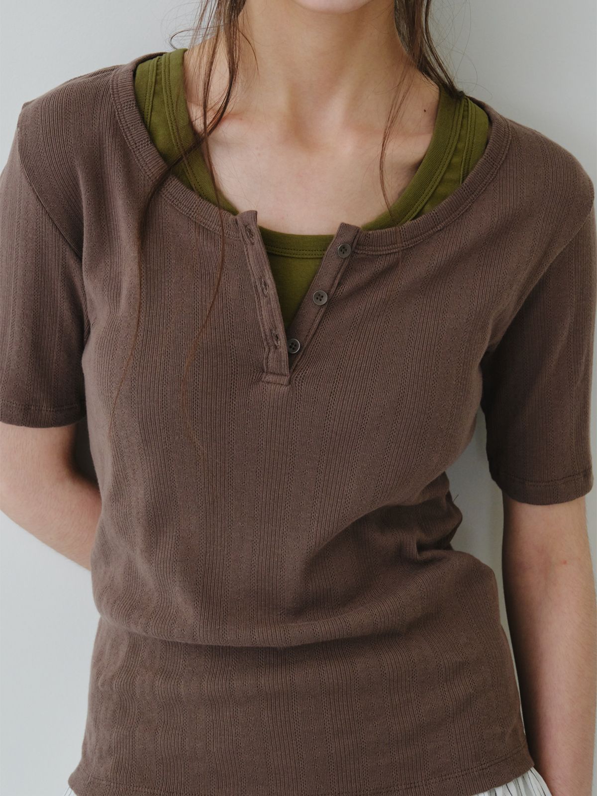 리플레인(REPLAIN) POINTELLE HENLEY NECK TOP_DARK BROWN