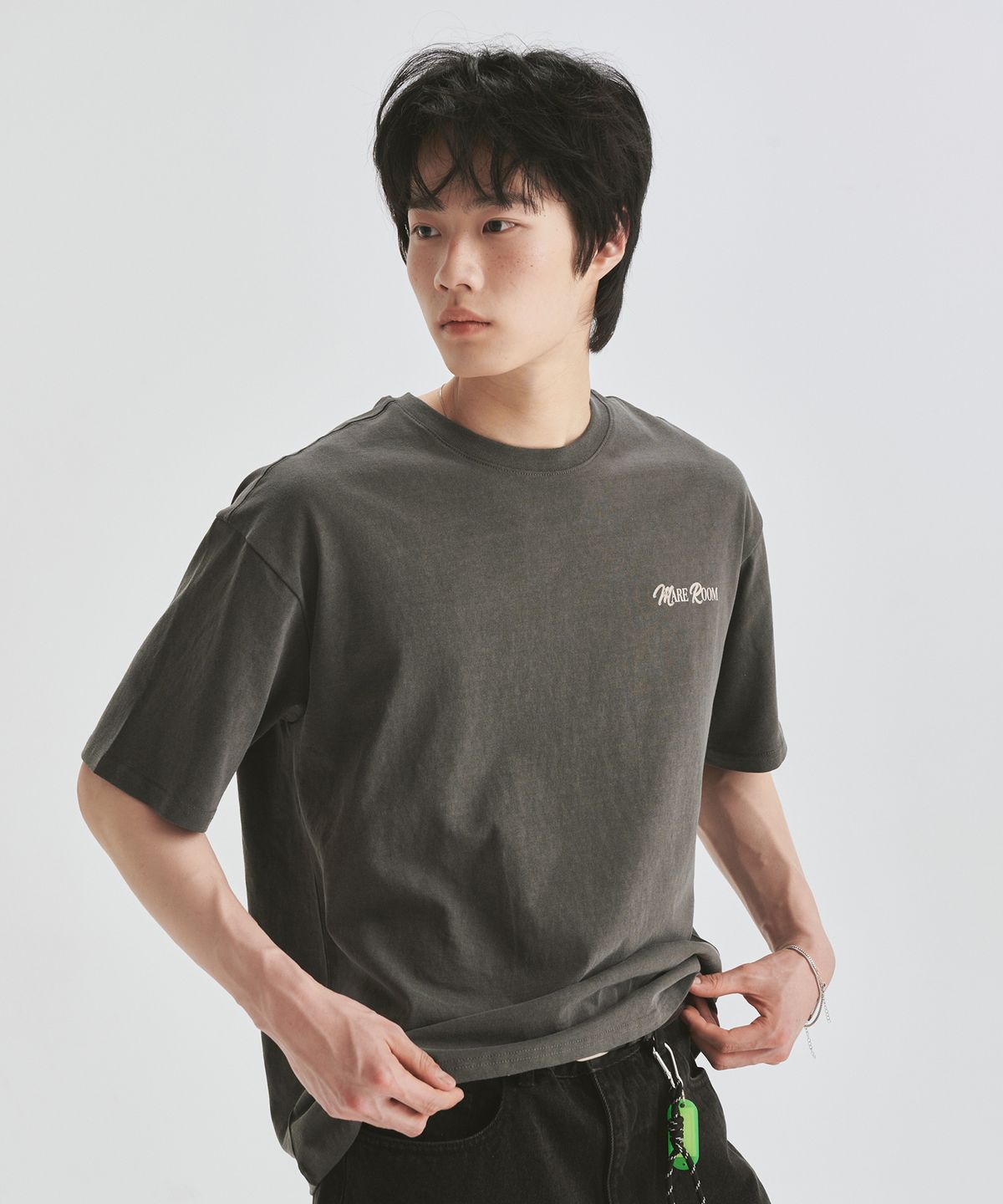 마레룸(MAREROOM) 인터 비잉 티셔츠 다크 그레이