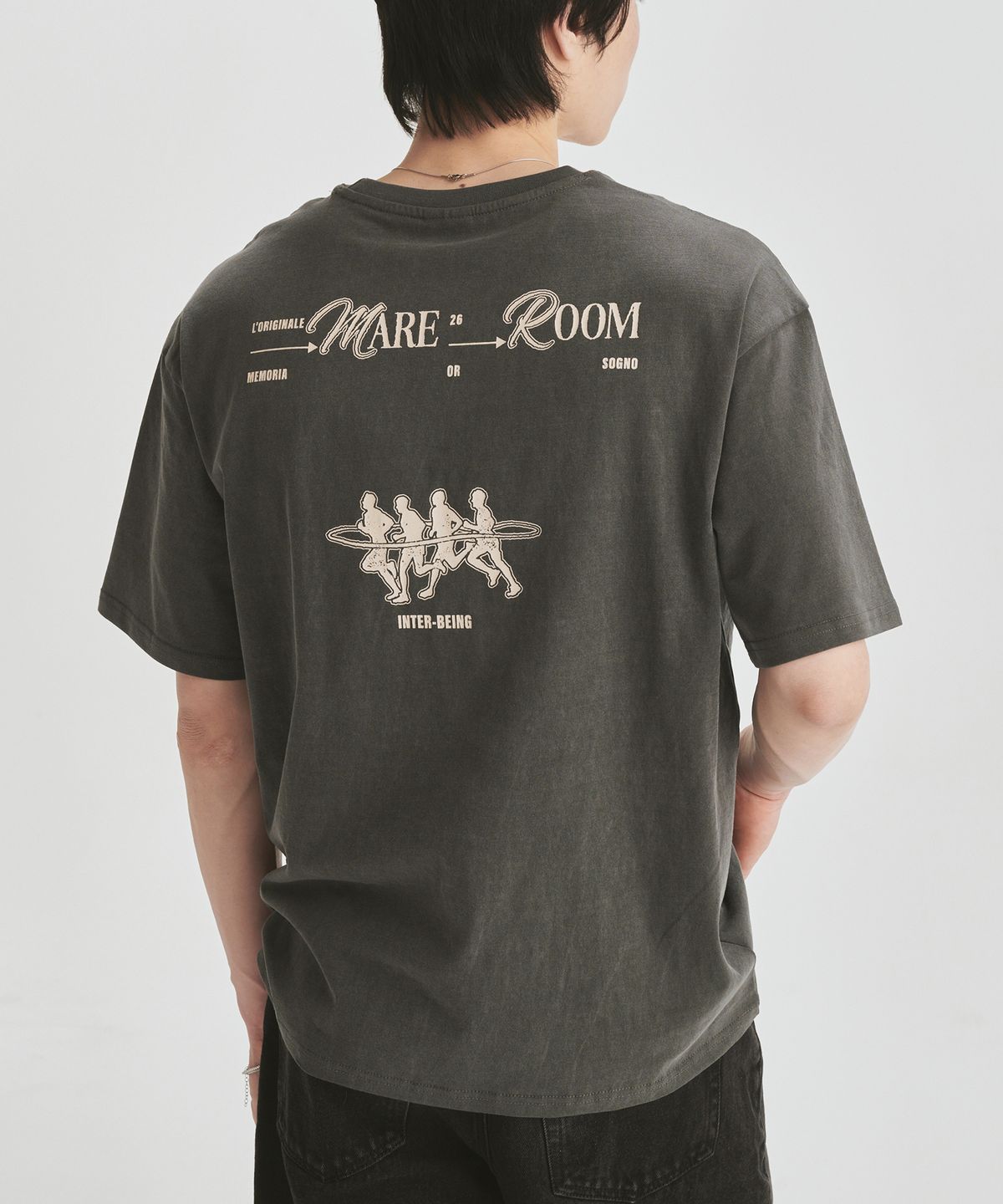 마레룸(MAREROOM) 인터 비잉 티셔츠 다크 그레이