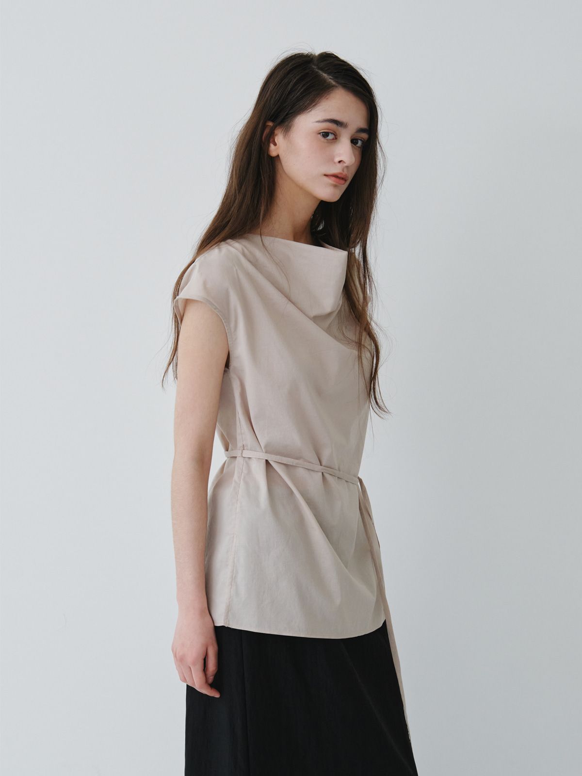 리플레인(REPLAIN) BACK BUTTON COWL BLOUSE TOP_BEIGE