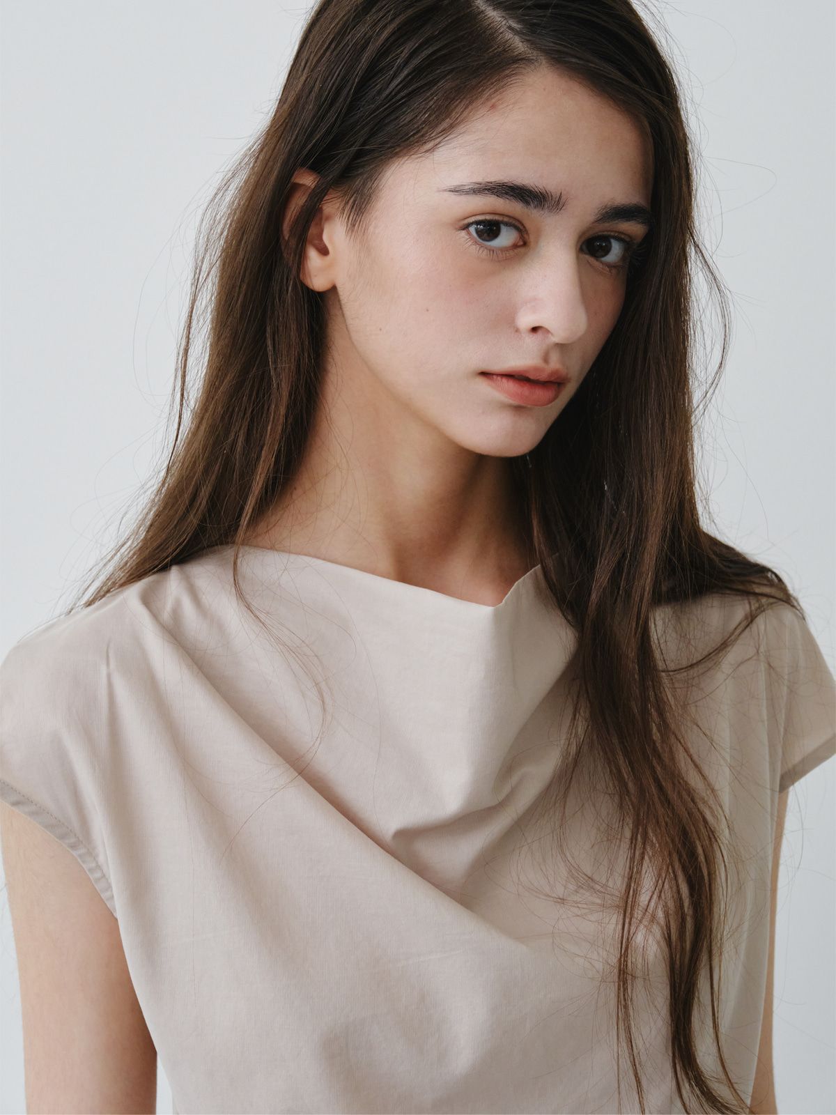 리플레인(REPLAIN) BACK BUTTON COWL BLOUSE TOP_BEIGE
