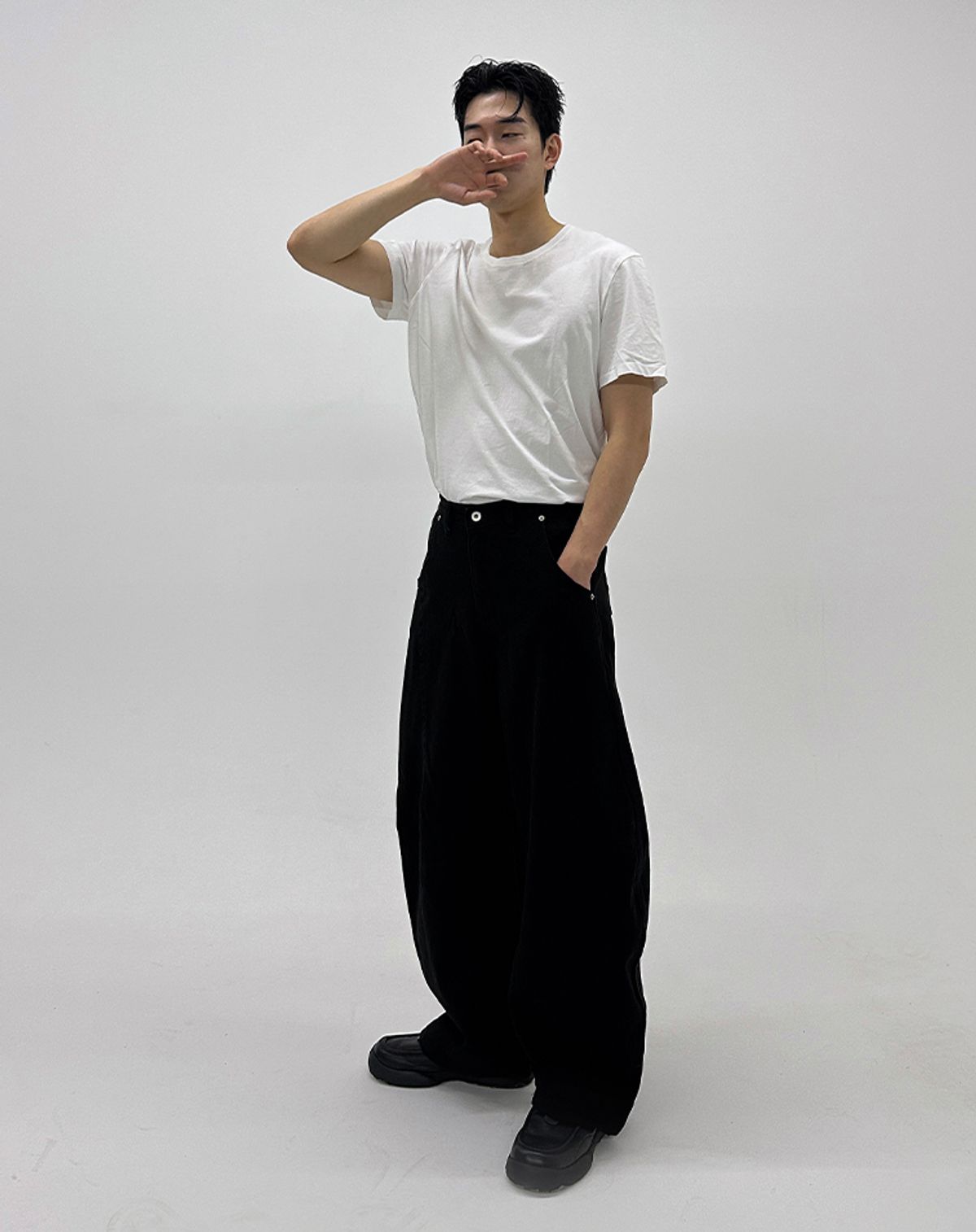 무건(MUGON) 커브드 로우 벌룬 코튼 팬츠 _ 블랙