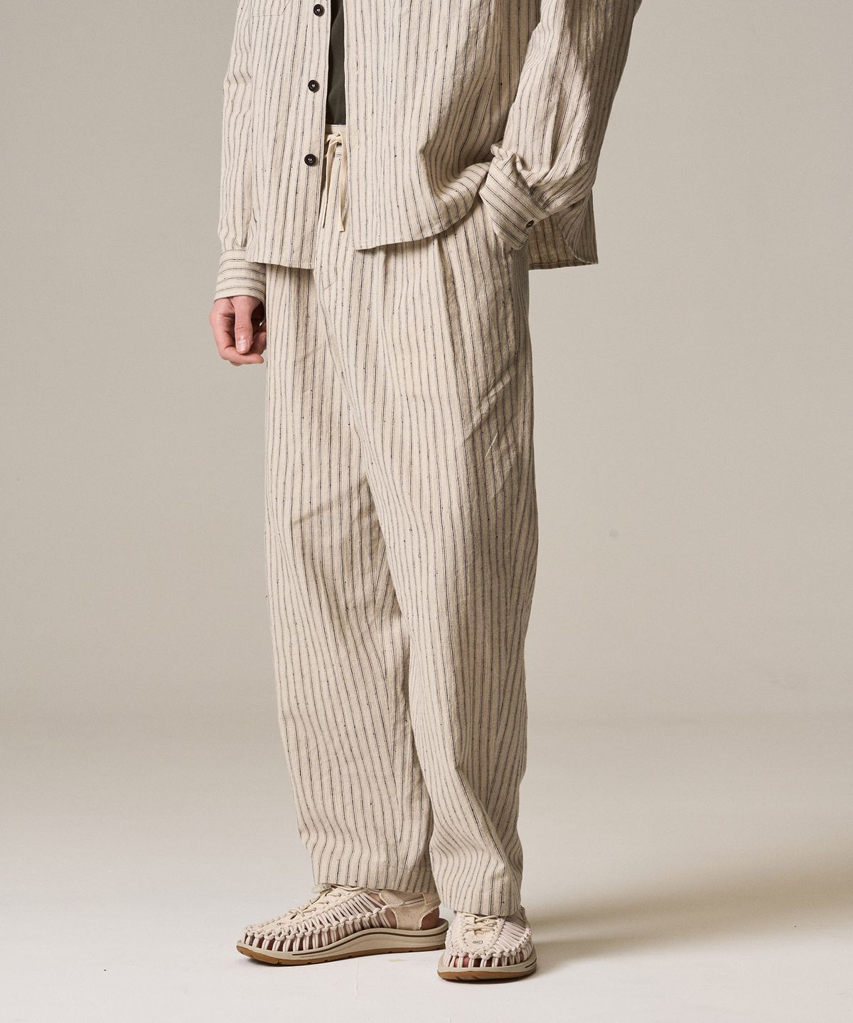 라이즈앤빌로우(RISE&BELOW) 330 리넨 투플리츠 이지 팬츠 LINEN STRIPE
