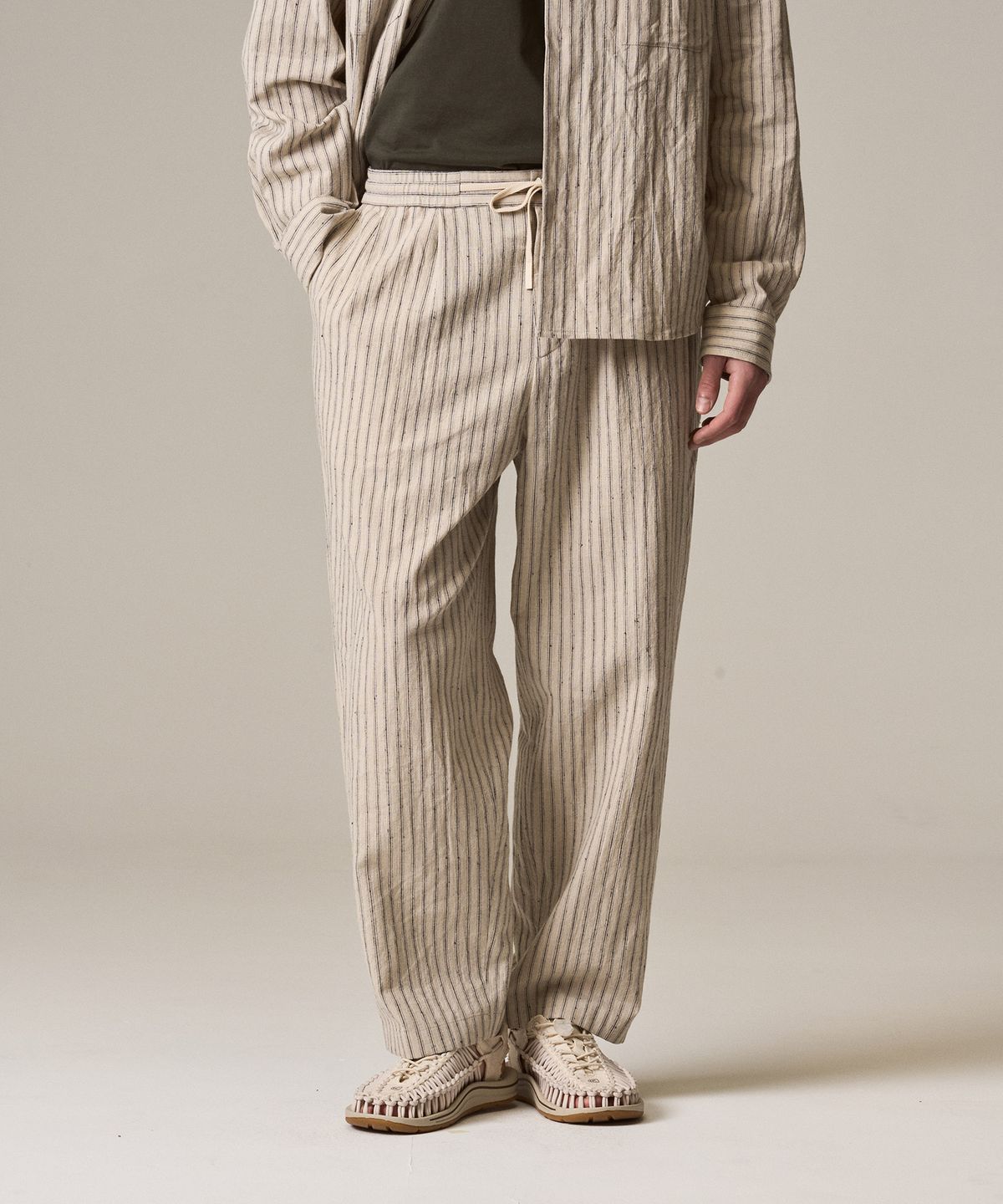 라이즈앤빌로우(RISE&BELOW) 330 리넨 투플리츠 이지 팬츠 LINEN STRIPE
