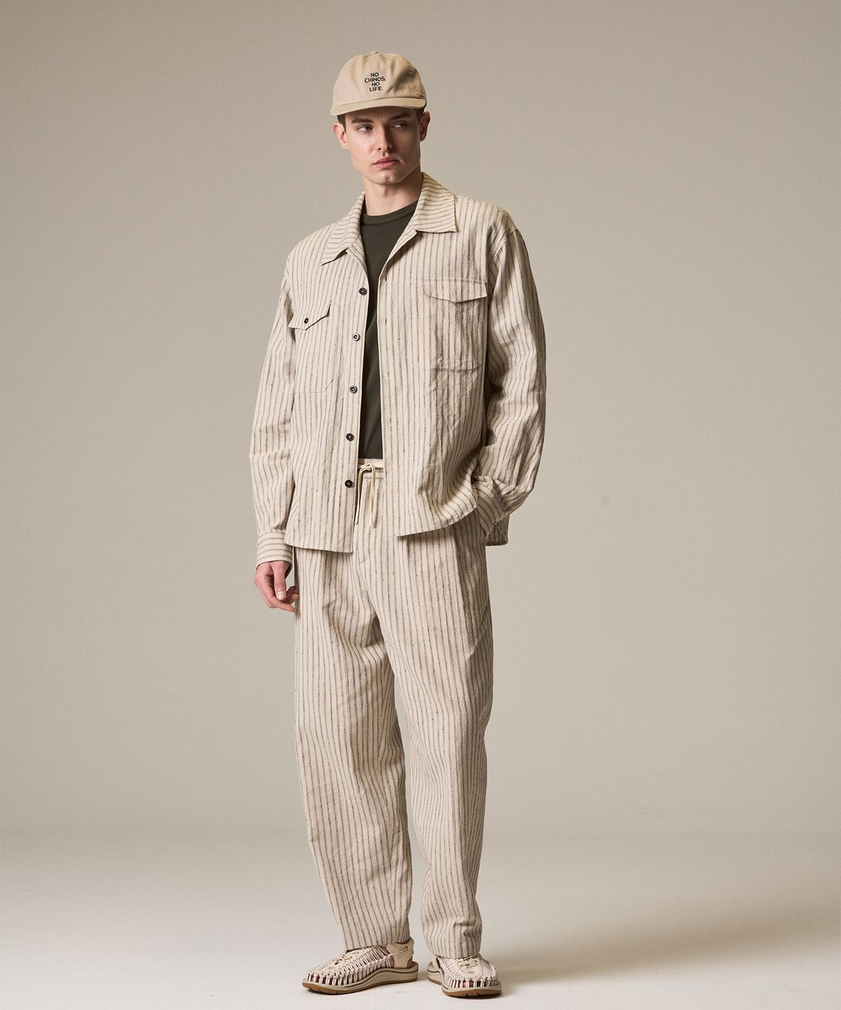 라이즈앤빌로우(RISE&BELOW) 330 리넨 투플리츠 이지 팬츠 LINEN STRIPE