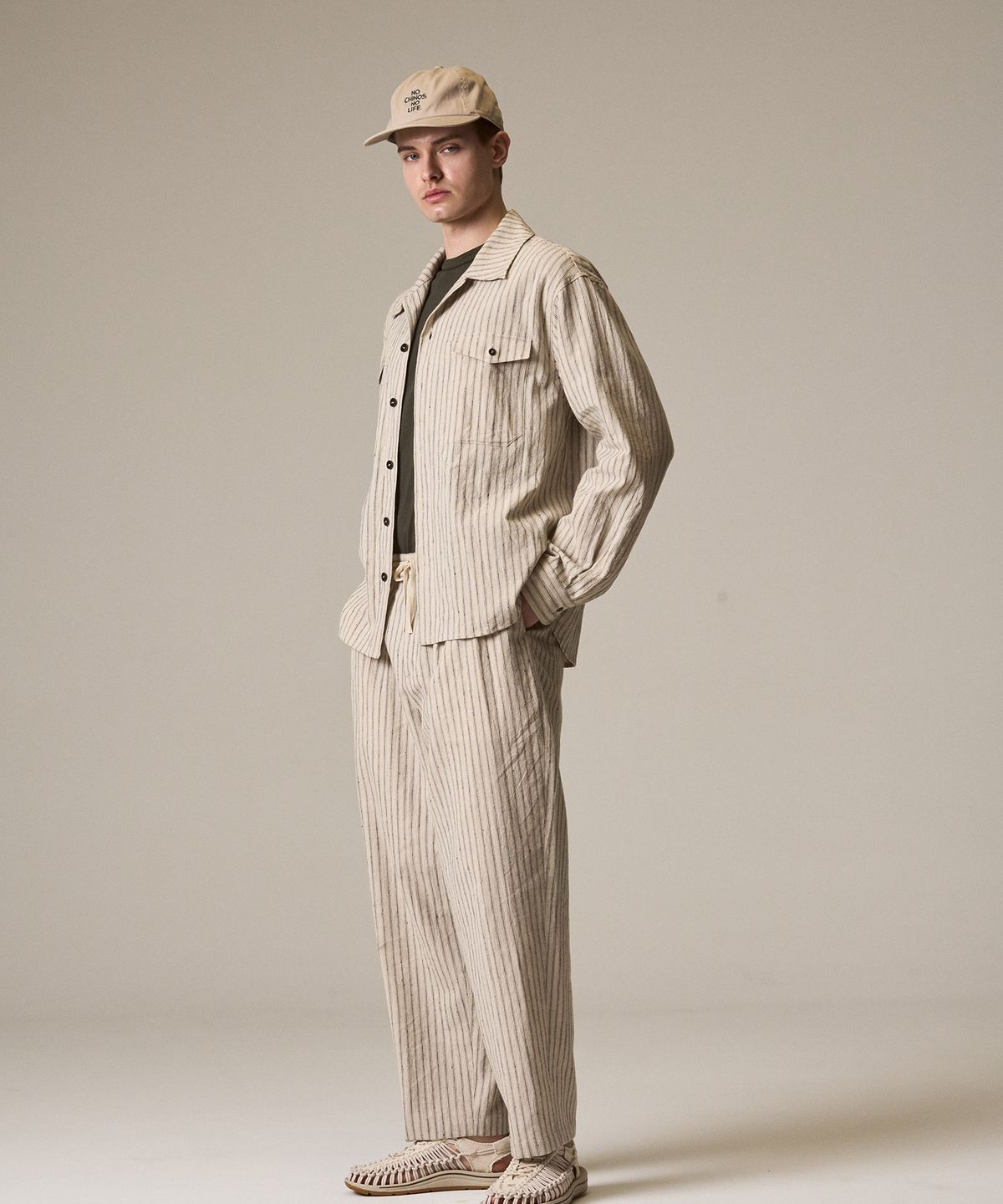 라이즈앤빌로우(RISE&BELOW) 330 리넨 투플리츠 이지 팬츠 LINEN STRIPE
