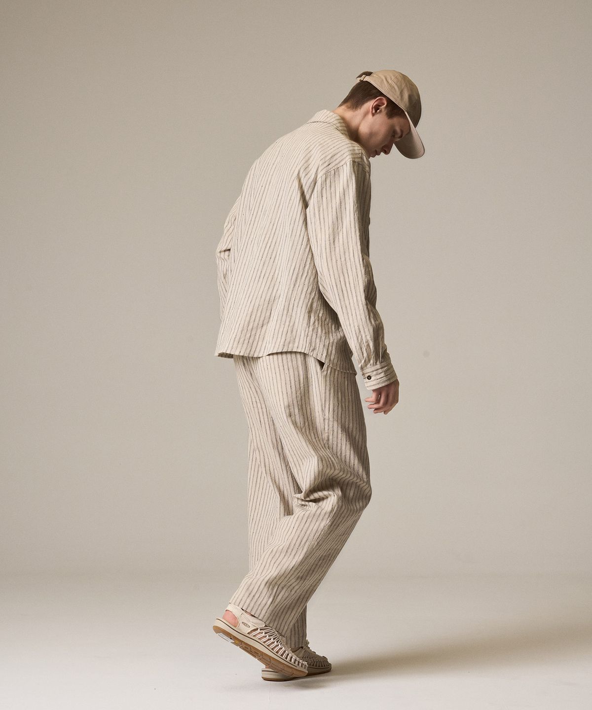 라이즈앤빌로우(RISE&BELOW) 330 리넨 투플리츠 이지 팬츠 LINEN STRIPE