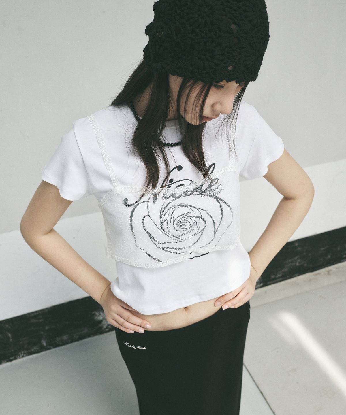 닉앤니콜(NICK&NICOLE) ROSE LETTERING CROPPED TOP_WHITE