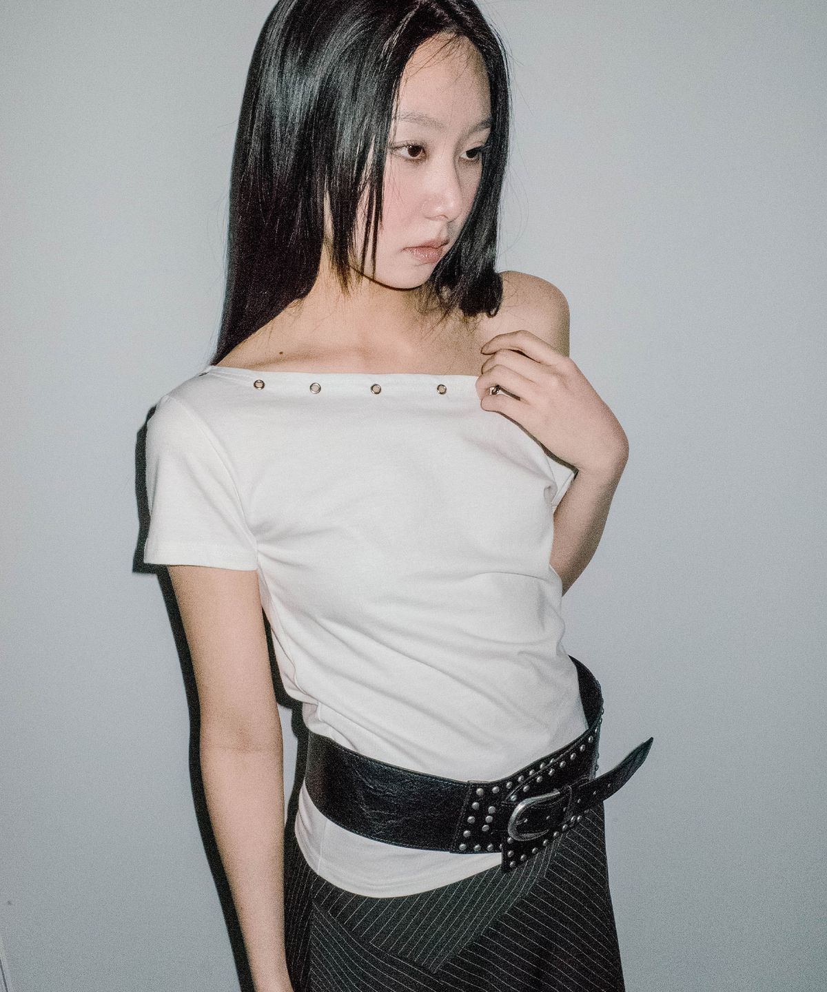 칙스(CHICKS) 아일렛 원숄더 슬림 반팔 화이트