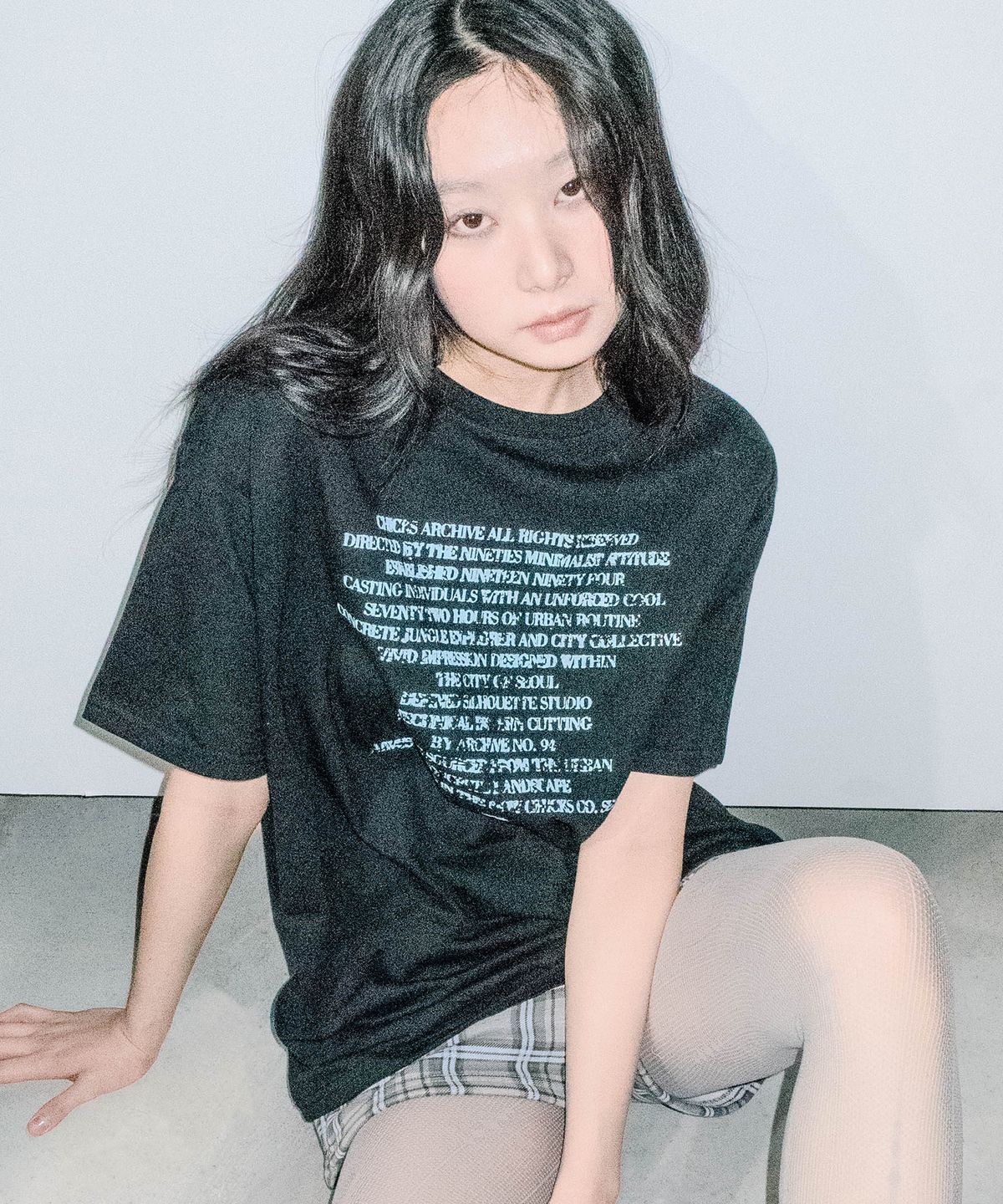 칙스(CHICKS) 어셈블 레터링 오버 반팔 블랙