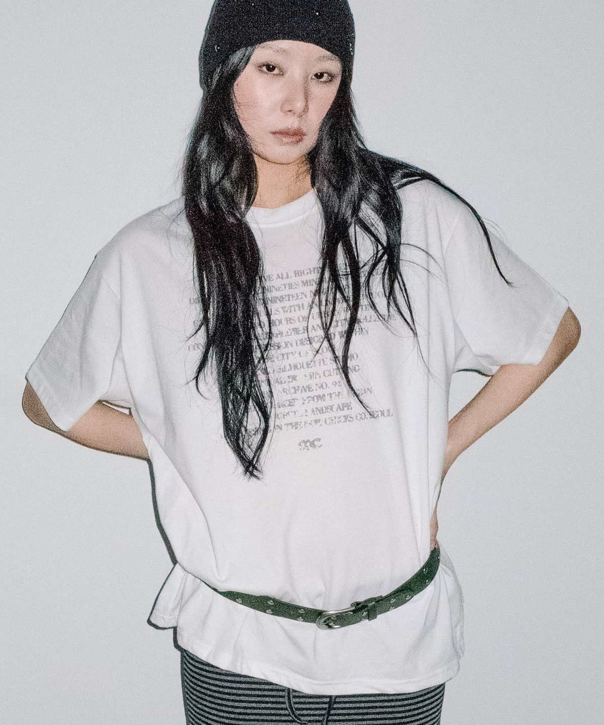 칙스(CHICKS) 어셈블 레터링 오버 반팔 화이트