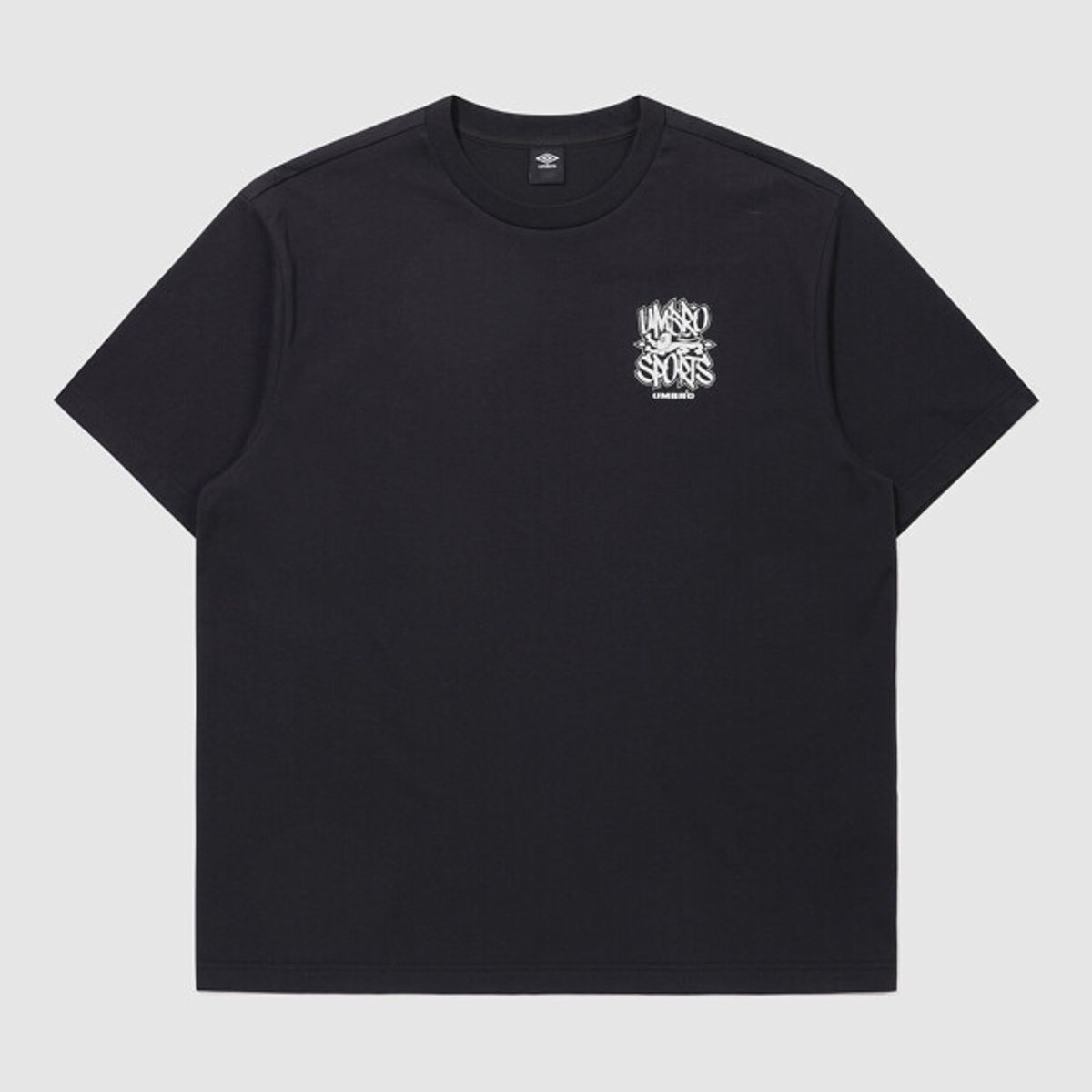 엄브로(UMBRO) 콘크리트 블룸 레터링 그래피티 반팔 티셔츠 블랙 UR211CRS57