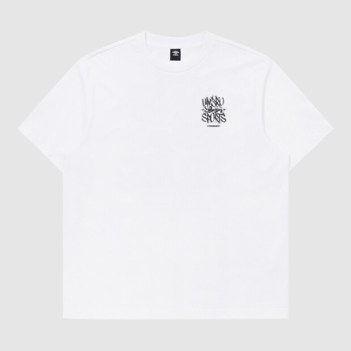 엄브로(UMBRO) 콘크리트 블룸 레터링 그래피티 반팔 티셔츠 화이트 UR211CRS57