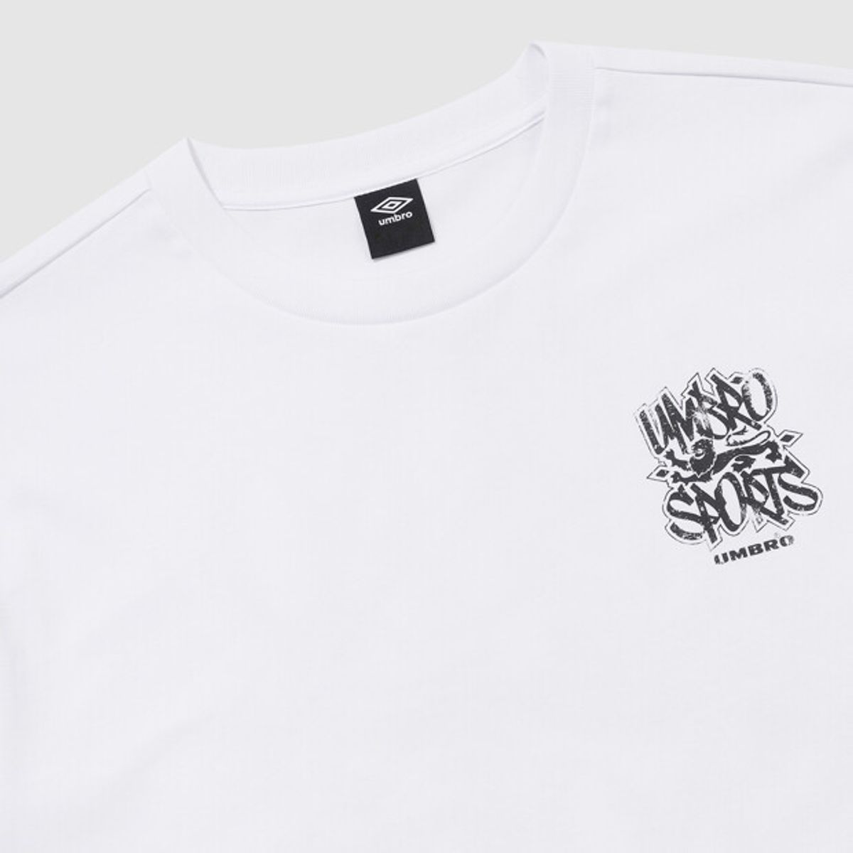 엄브로(UMBRO) 콘크리트 블룸 레터링 그래피티 반팔 티셔츠 화이트 UR211CRS57