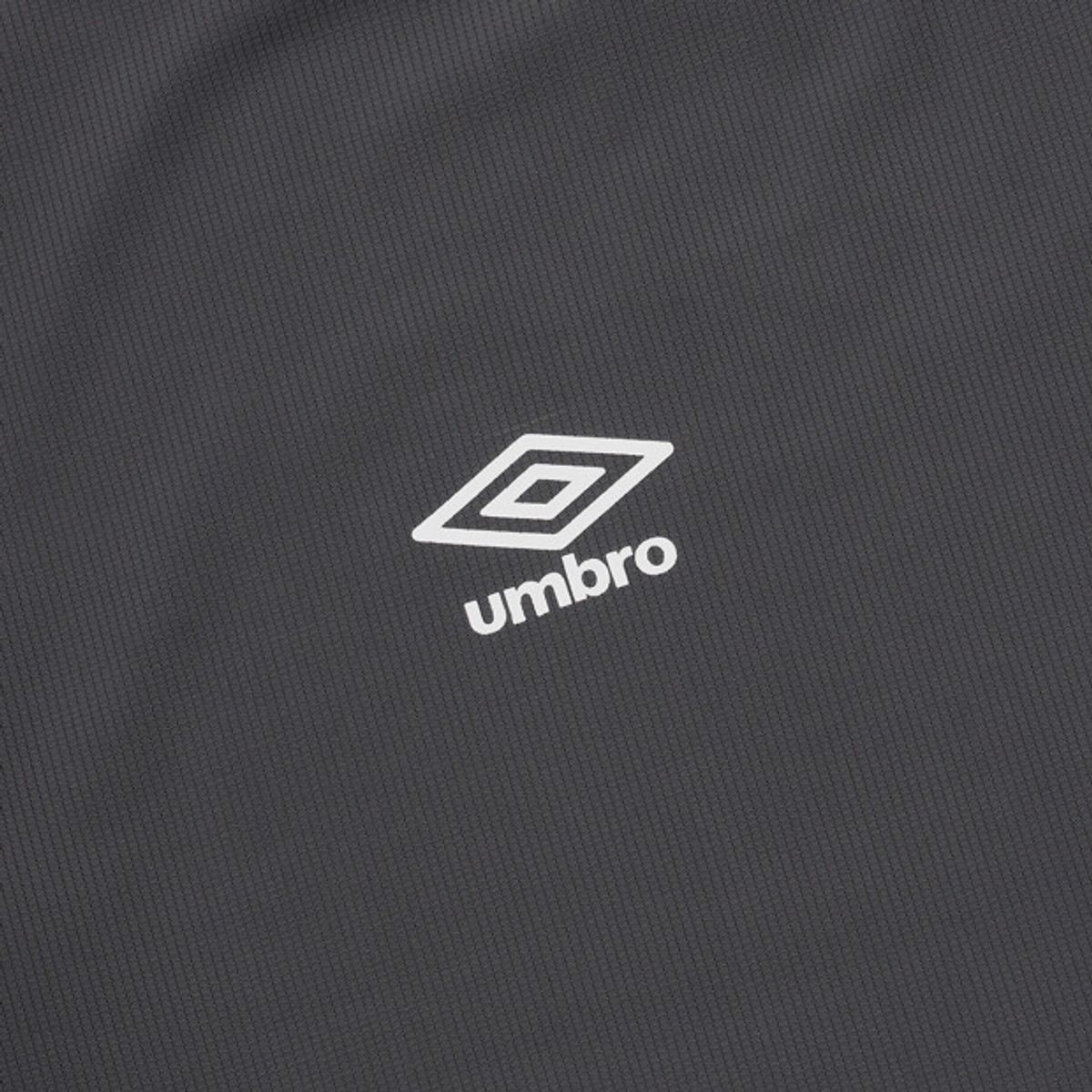 엄브로(UMBRO) [COOLING] 슬로우킥 냉감 메쉬 레터링 반팔 티셔츠 차콜 UR221SRS53