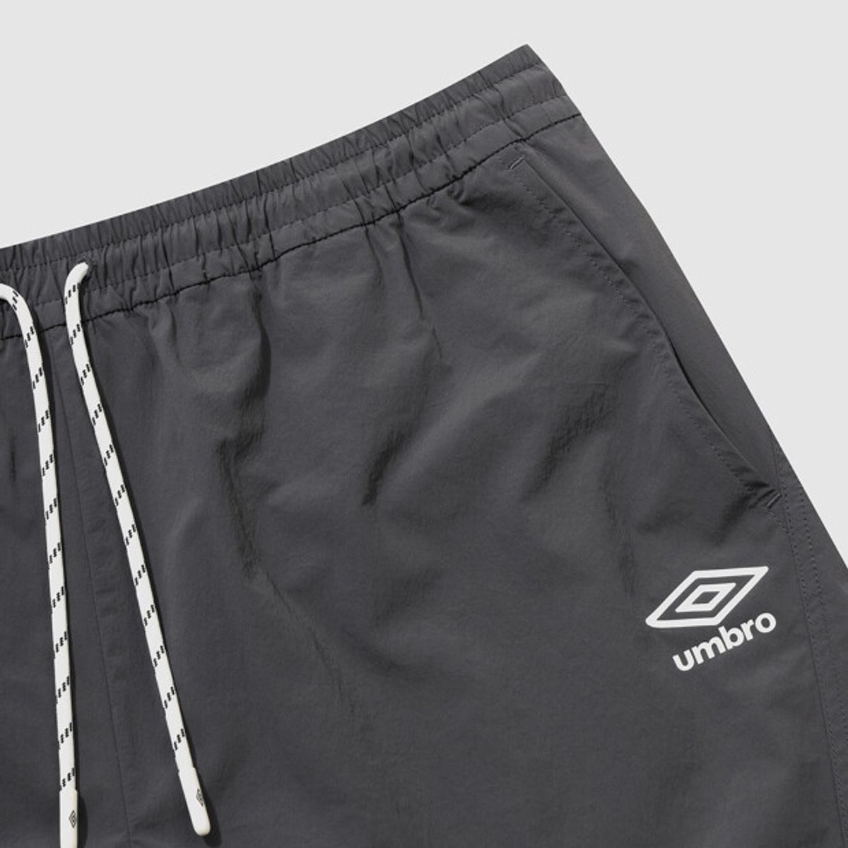 엄브로(UMBRO) 다이아몬드 이스케이프 나일론 스판 4.5부 반바지 차콜 UR213CHP52