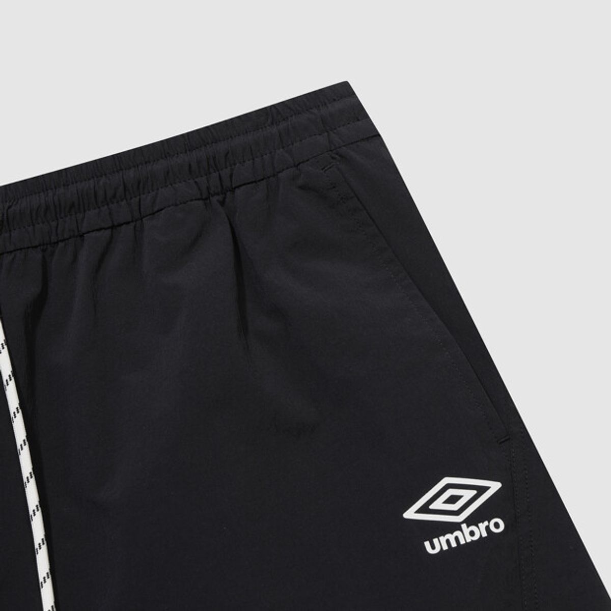 엄브로(UMBRO) 다이아몬드 이스케이프 나일론 스판 4.5부 반바지 블랙 UR213CHP52