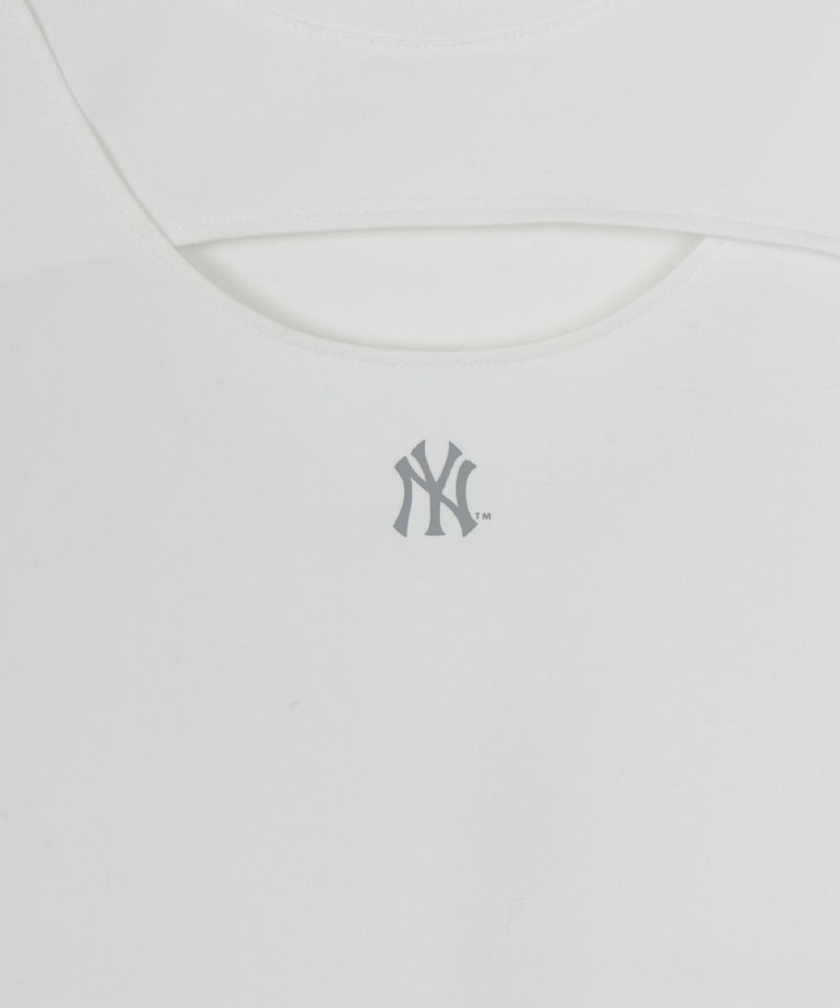 엠엘비(MLB) 여성 컷아웃 디테일 슬림 세미 크롭 반팔 티셔츠 NY (White)