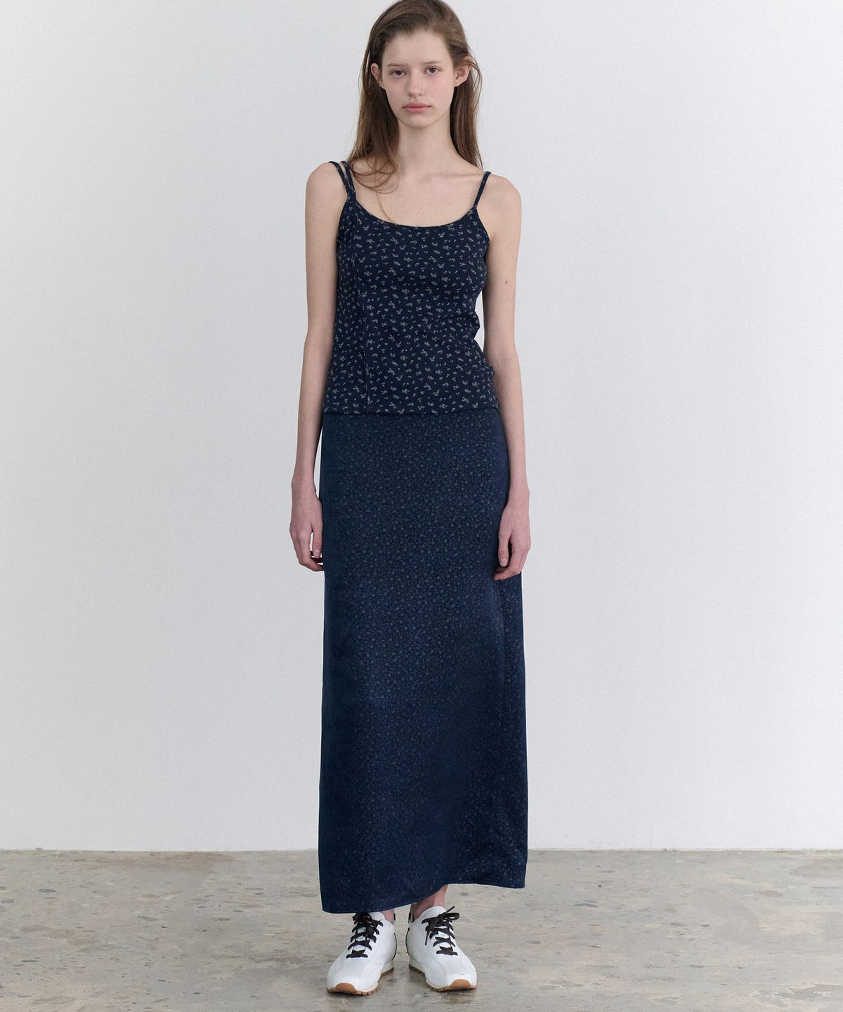앤니즈(ANDNEEDS) Nadia jacquard satin long skirt (navy)