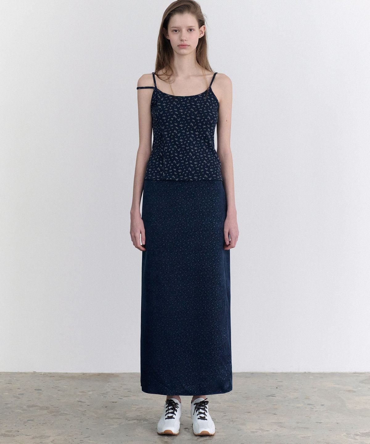 앤니즈(ANDNEEDS) Nadia jacquard satin long skirt (navy)