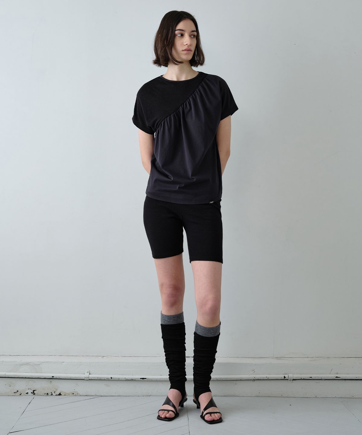 시메트릭 퍼센트(SYMMETRICPERCENT) Diagonal Shirring Top / Black