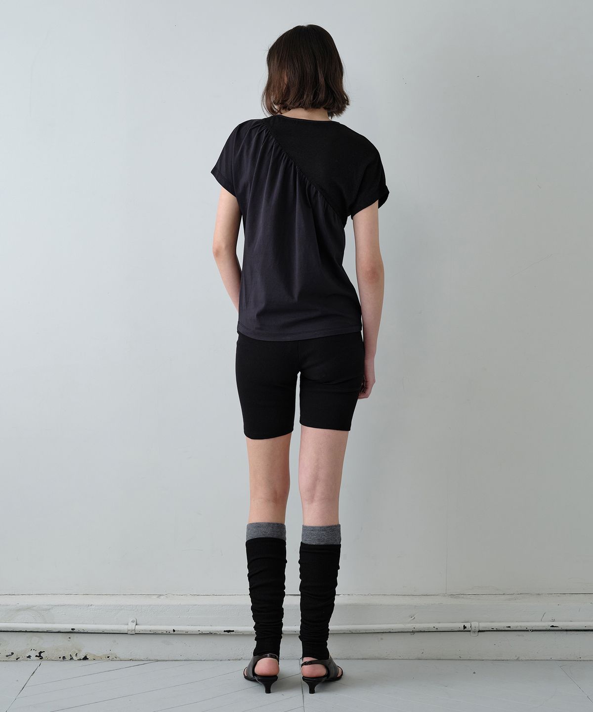 시메트릭 퍼센트(SYMMETRICPERCENT) Diagonal Shirring Top / Black