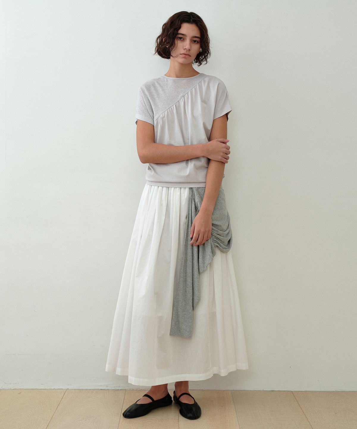 시메트릭 퍼센트(SYMMETRICPERCENT) Diagonal Shirring Top / Grey Beige
