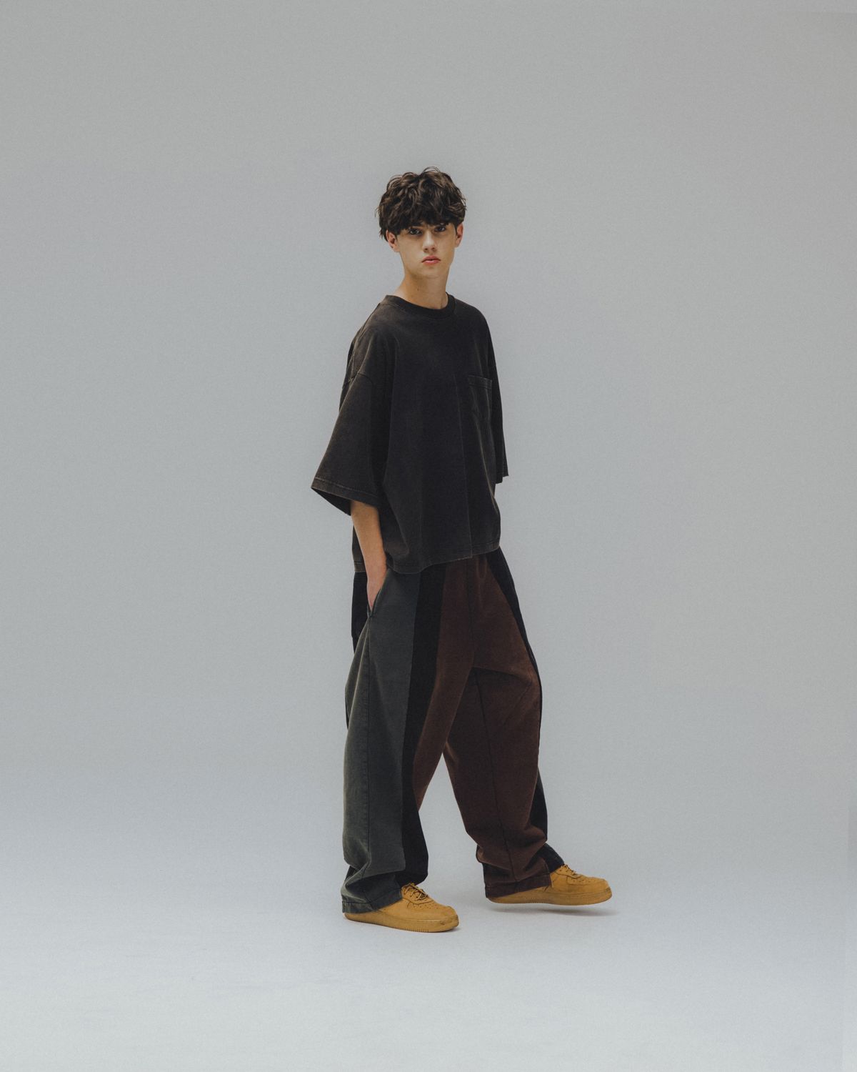 앵글런(ANGLAN) Washed Wide Pocket Crop Tee - Black