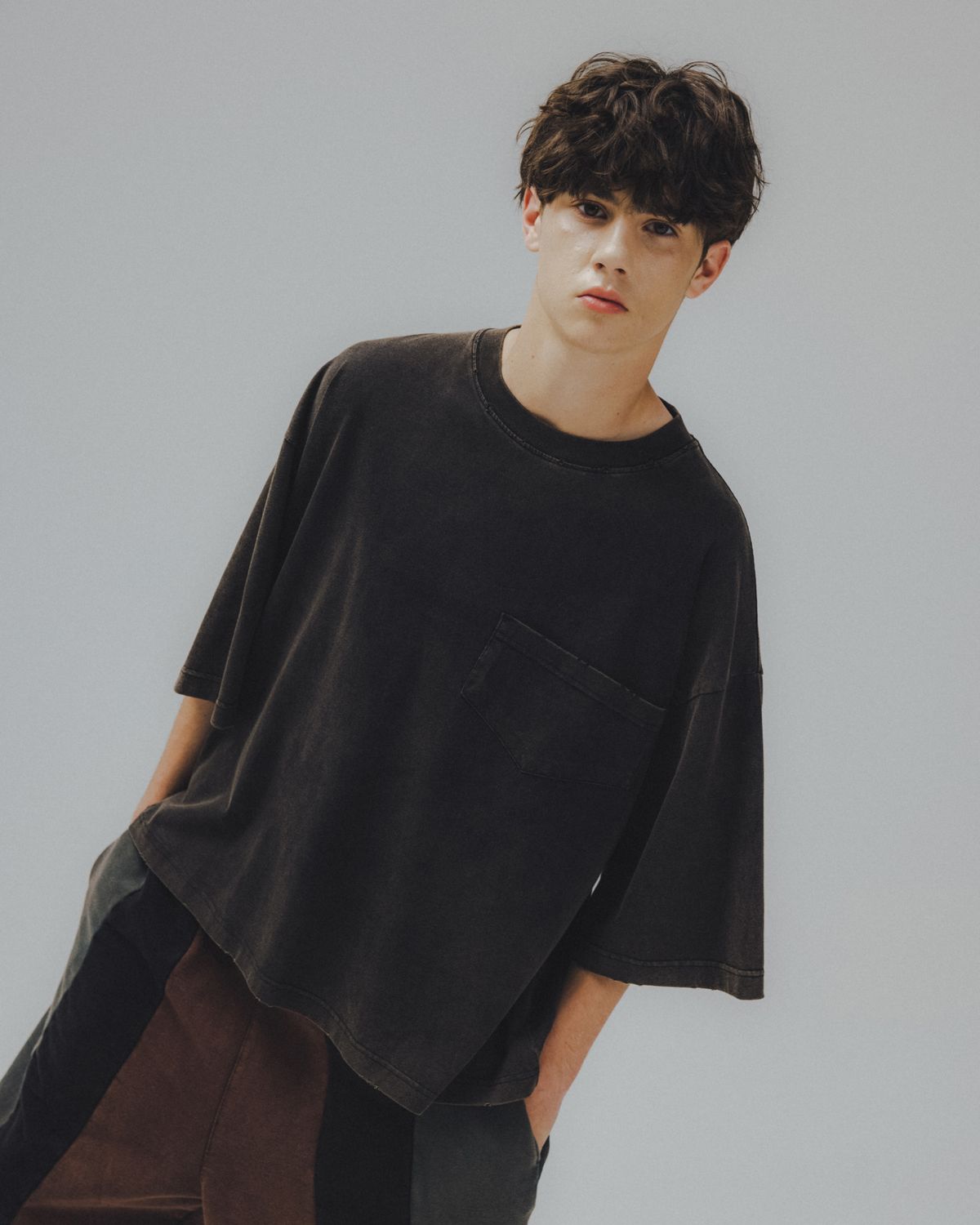 앵글런(ANGLAN) Washed Wide Pocket Crop Tee - Black