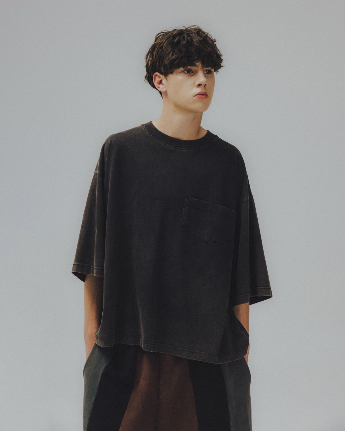 앵글런(ANGLAN) Washed Wide Pocket Crop Tee - Black