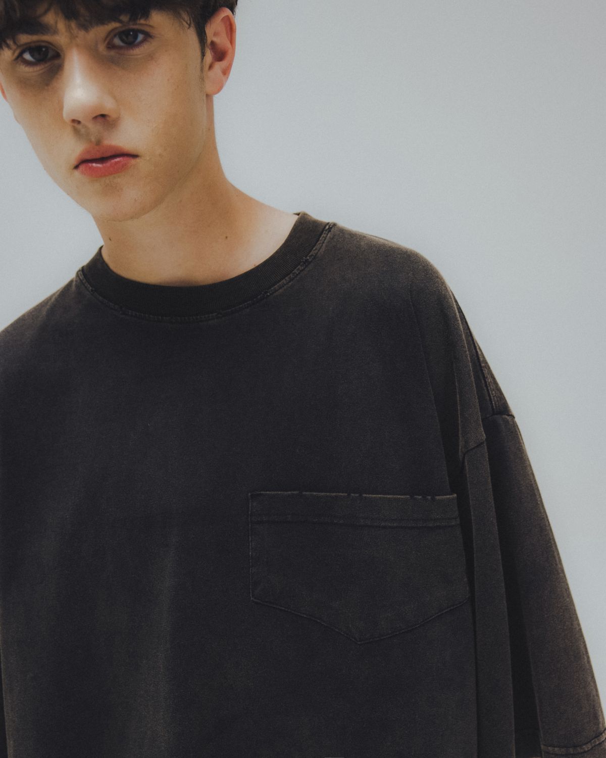 앵글런(ANGLAN) Washed Wide Pocket Crop Tee - Black