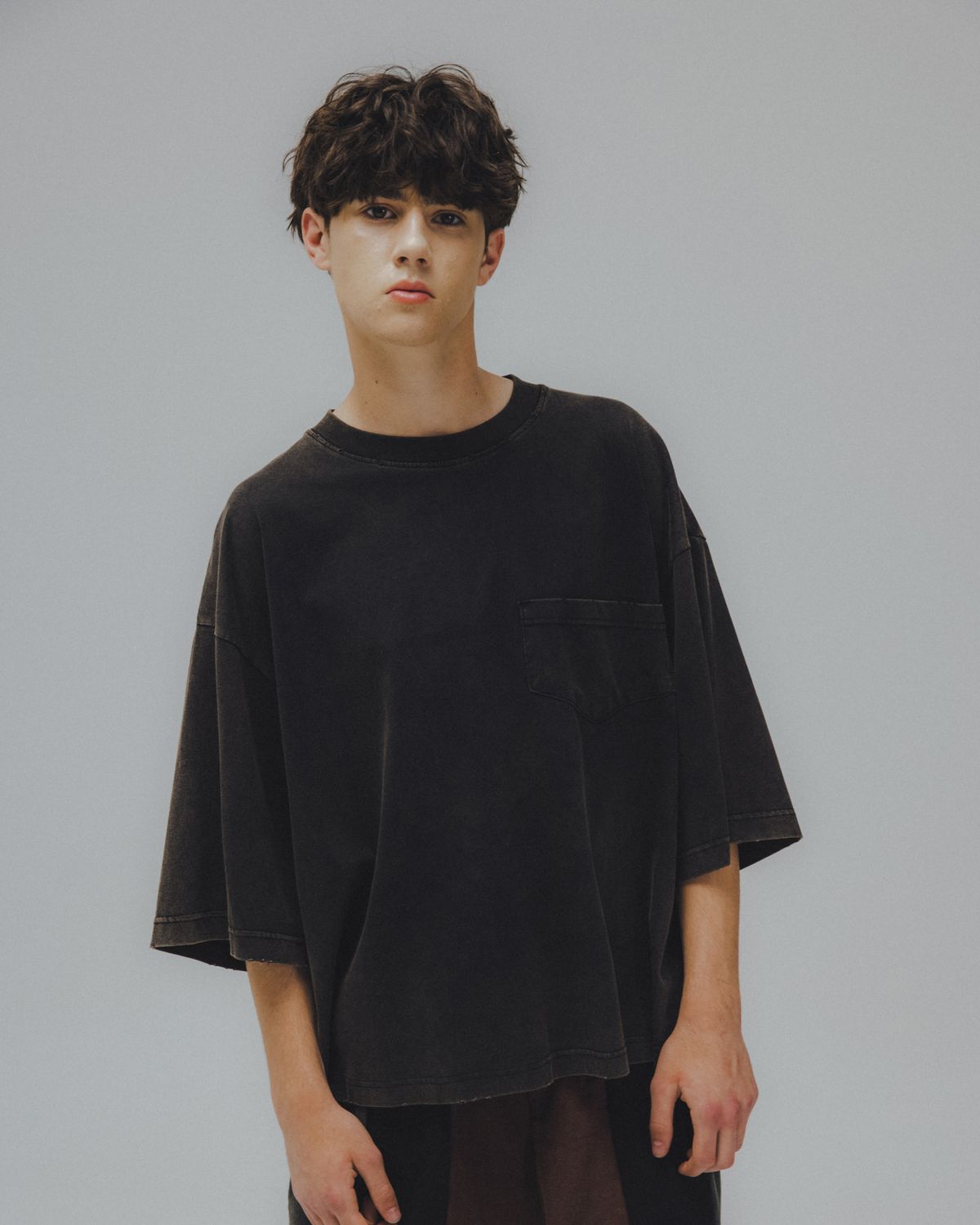 앵글런(ANGLAN) Washed Wide Pocket Crop Tee - Black