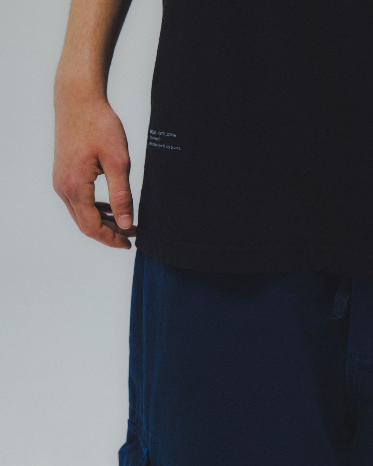앵글런(ANGLAN) Essential Layer Half Tee - Black