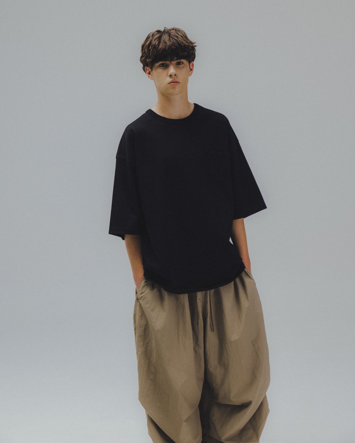 앵글런(ANGLAN) Essential Pocket Half Tee - Black
