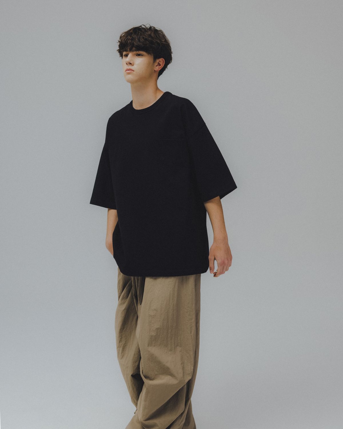 앵글런(ANGLAN) Essential Pocket Half Tee - Black