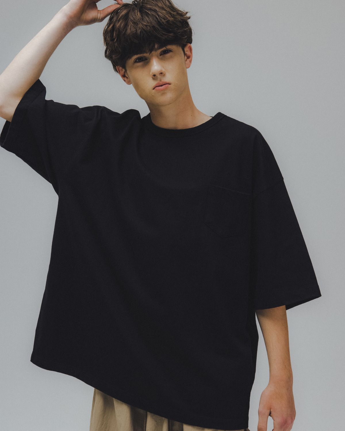 앵글런(ANGLAN) Essential Pocket Half Tee - Black