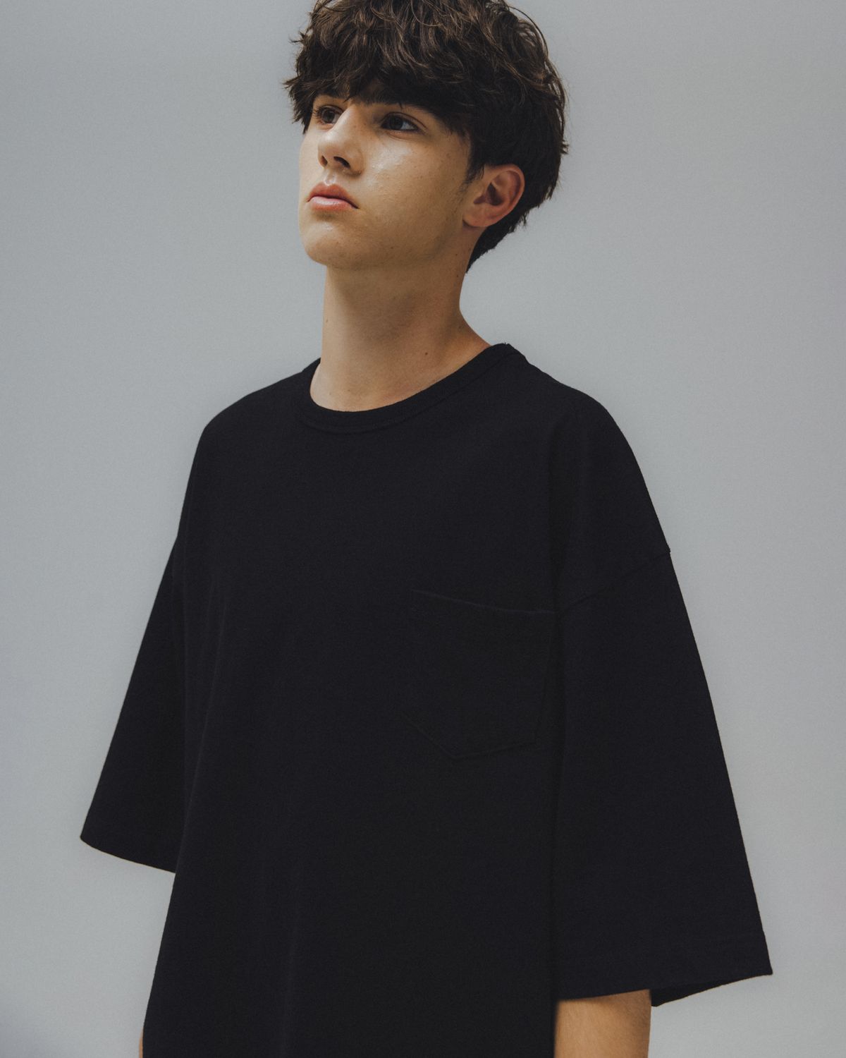 앵글런(ANGLAN) Essential Pocket Half Tee - Black