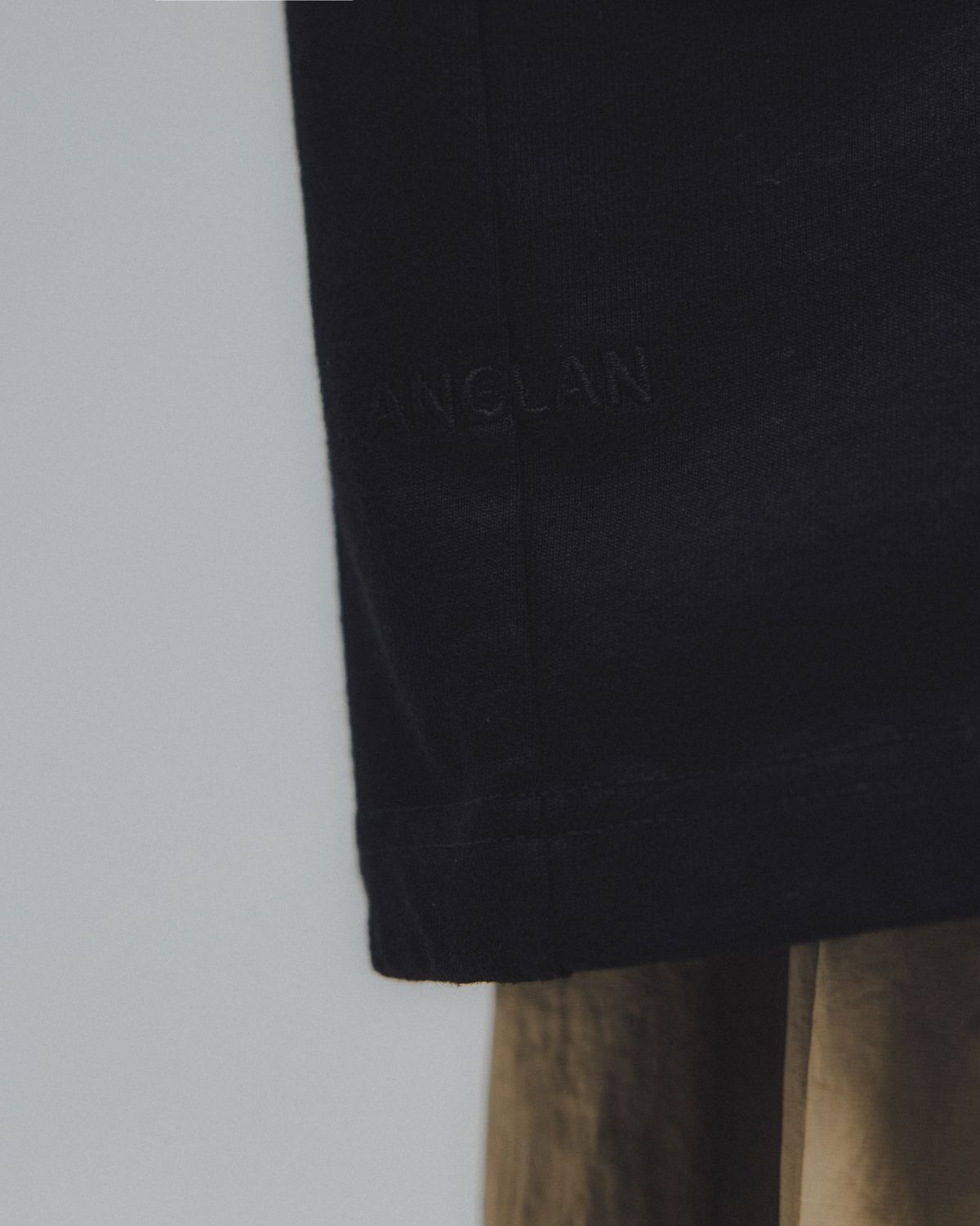 앵글런(ANGLAN) Essential Pocket Half Tee - Black