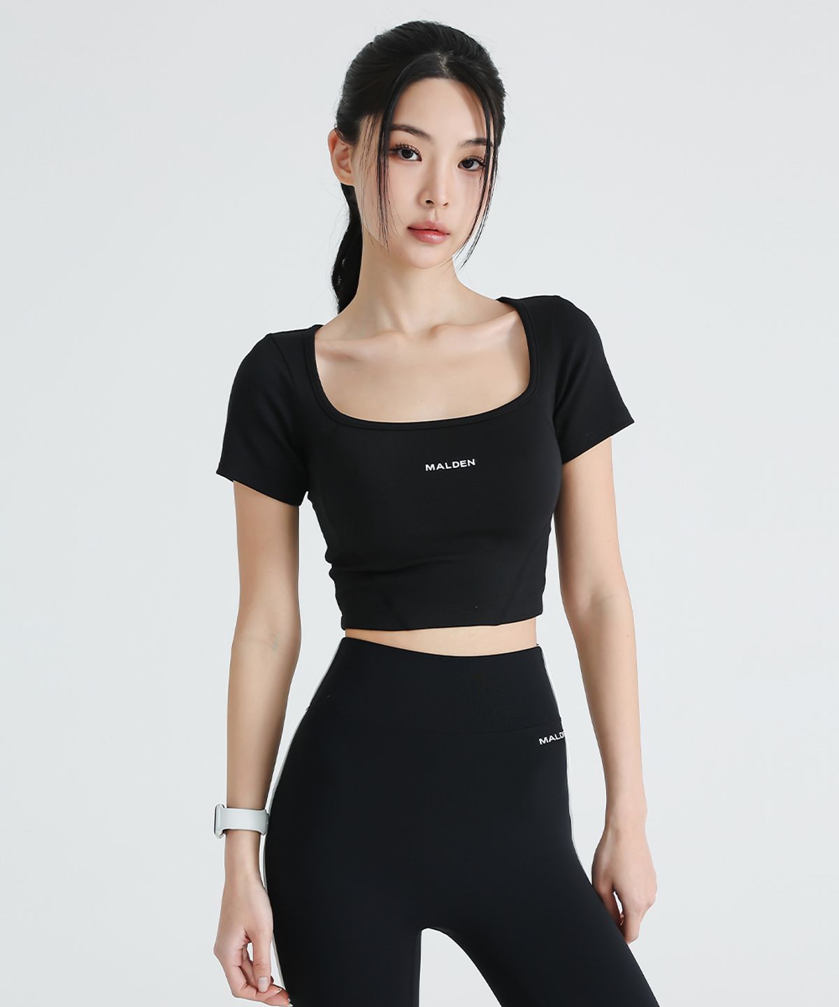 몰든(MALDEN) 스퀘어넥 크롭 티셔츠