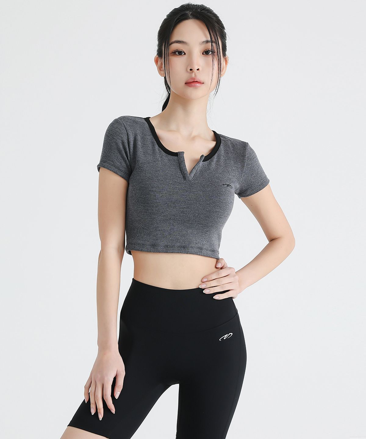몰든(MALDEN) 리브드 슬릿넥 크롭 티셔츠