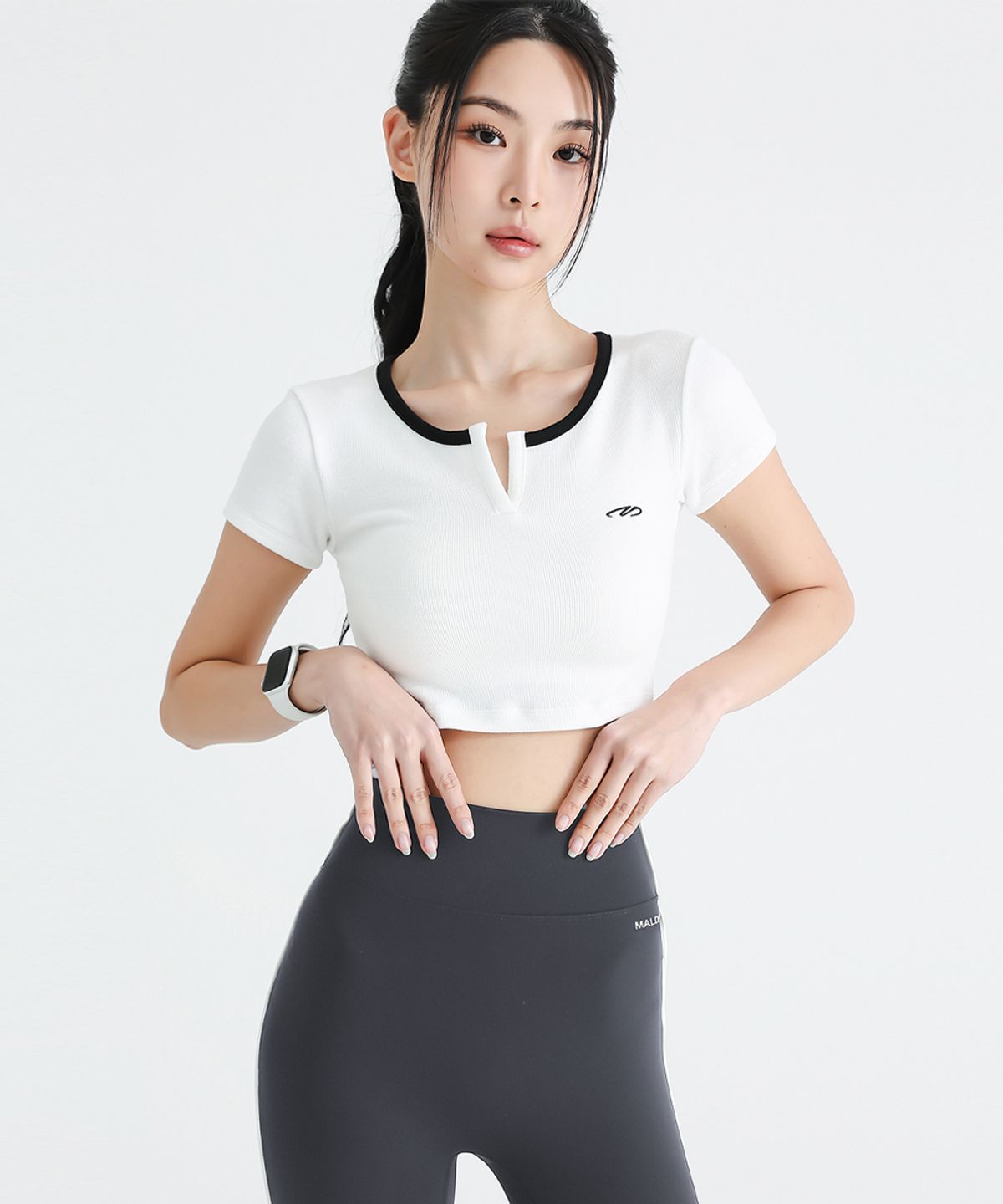 몰든(MALDEN) 리브드 슬릿넥 크롭 티셔츠