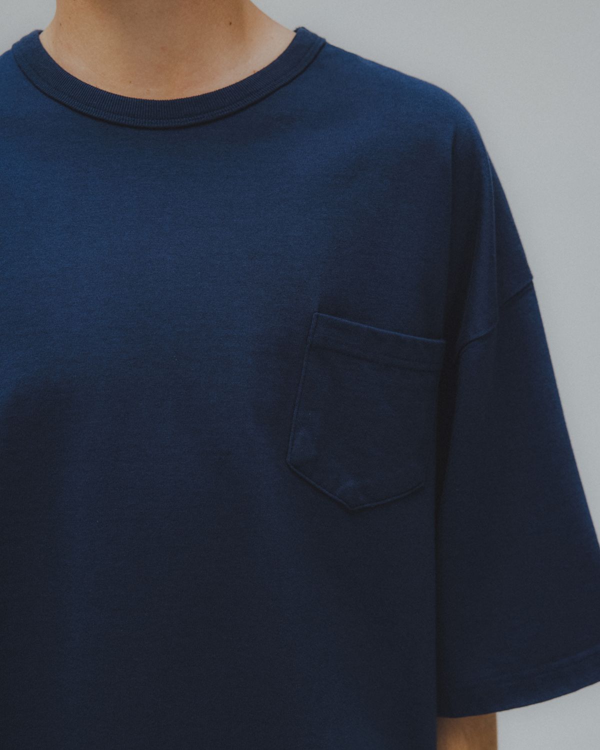 앵글런(ANGLAN) Essential Pocket Half Tee - Navy