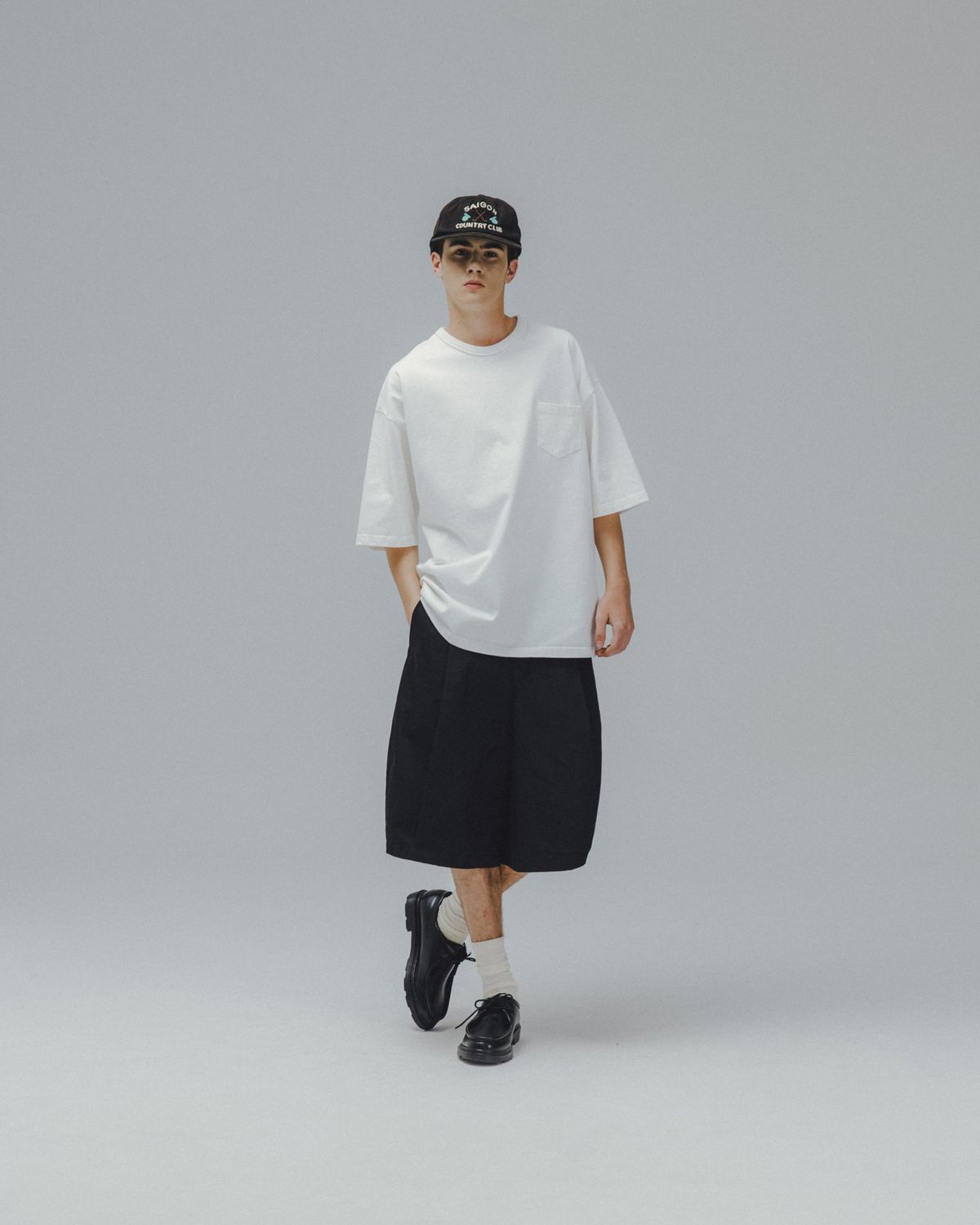 앵글런(ANGLAN) Essential Pocket Half Tee - White