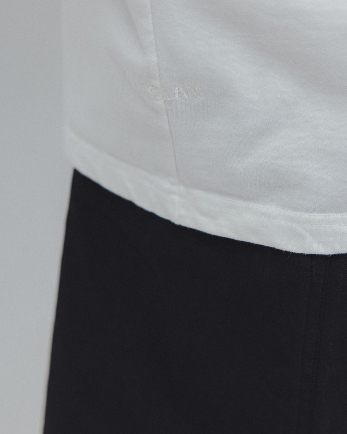 앵글런(ANGLAN) Essential Pocket Half Tee - White