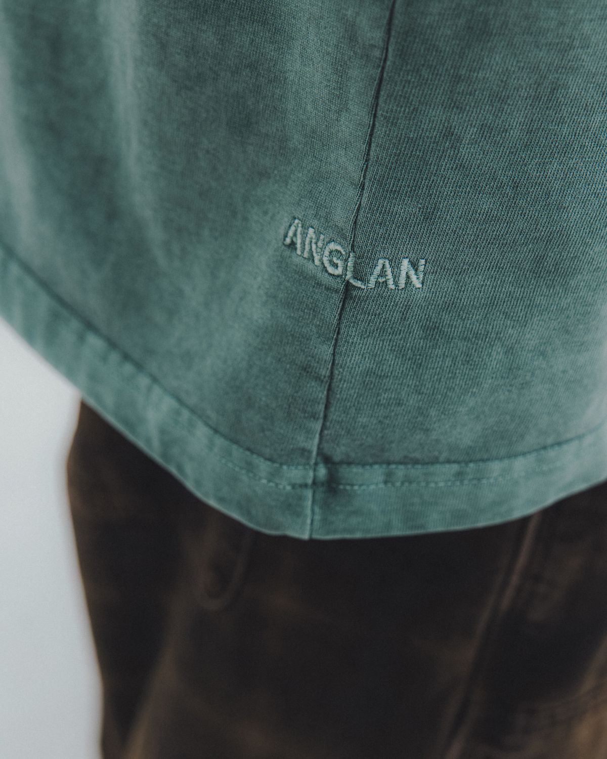 앵글런(ANGLAN) Essential Pocket Half Tee - Green