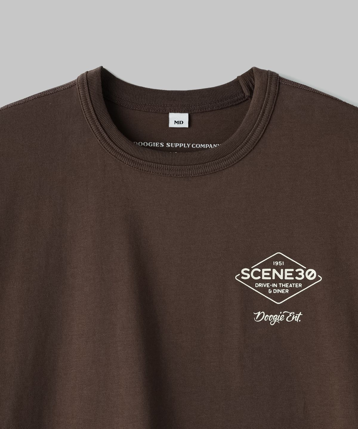 두기스 서플라이 컴퍼니(DOOGIES SUPPLY CO) Loose Short Sleeve Scene Thirty Dia Emblem Tee