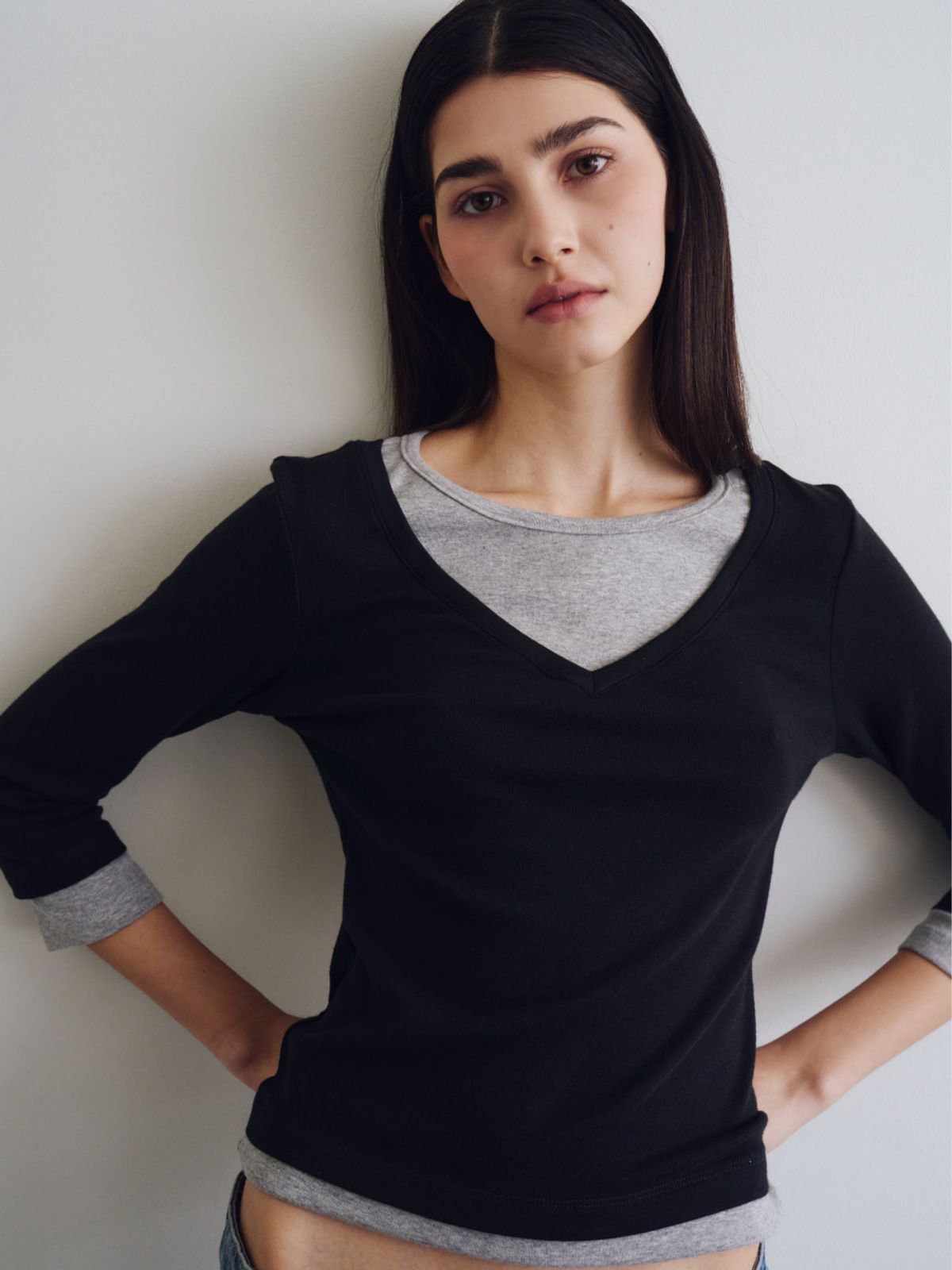 웨이브유니온(WAVE UNION) Layered V-neck Three-quarter sleeve top Black