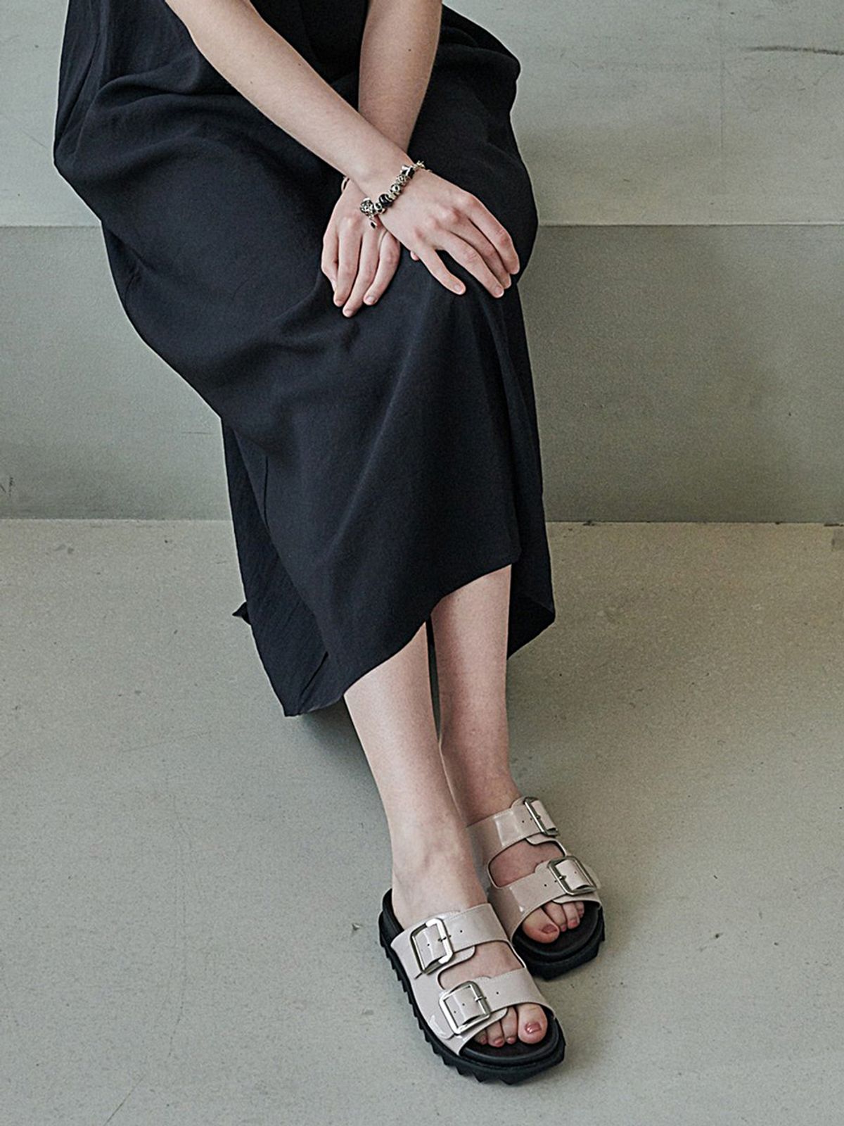 모이지(MOIJI) EO2634 Velcro Enamel Slipper(2color)