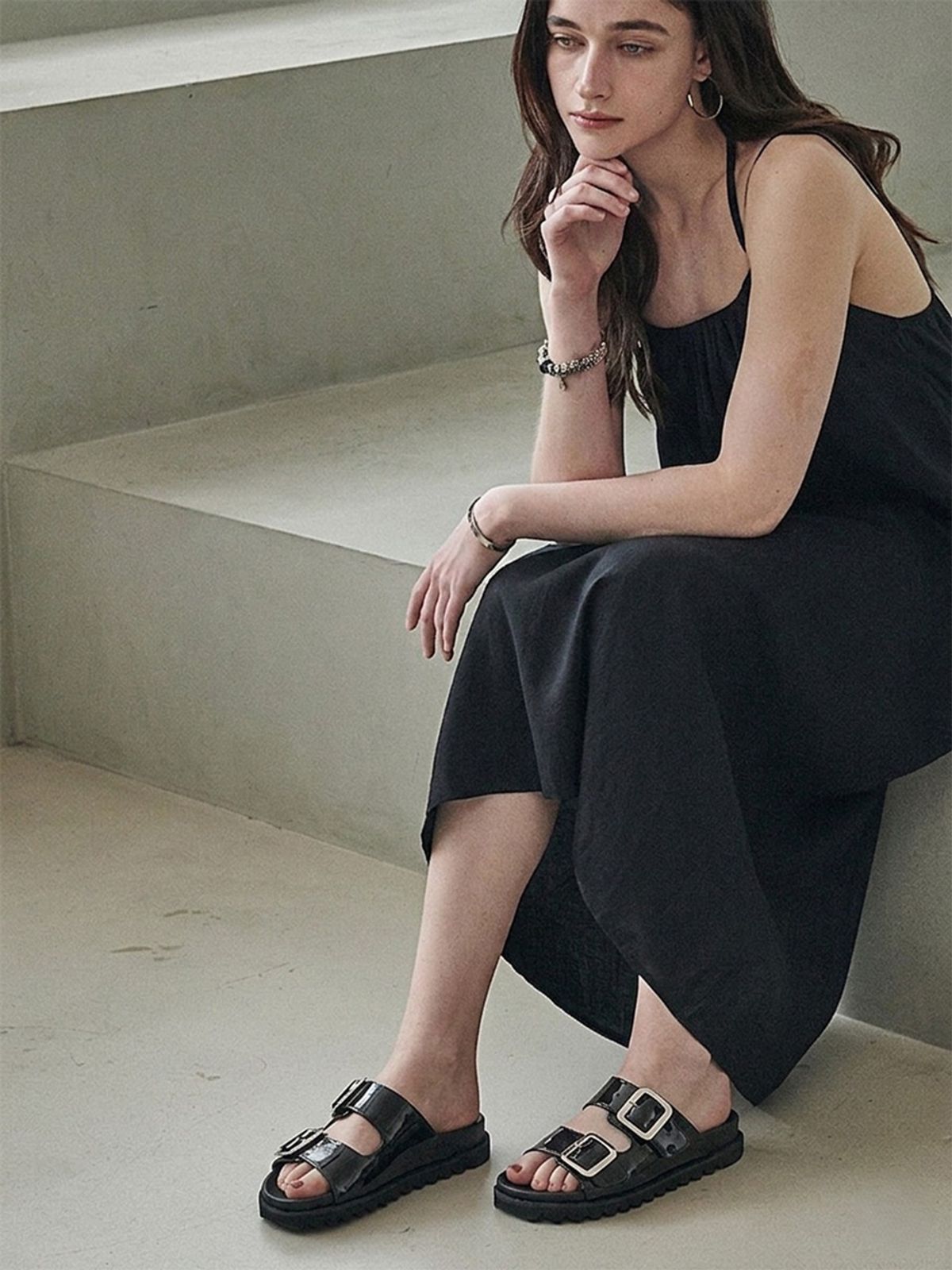 모이지(MOIJI) EO2634 Velcro Enamel Slipper(2color)